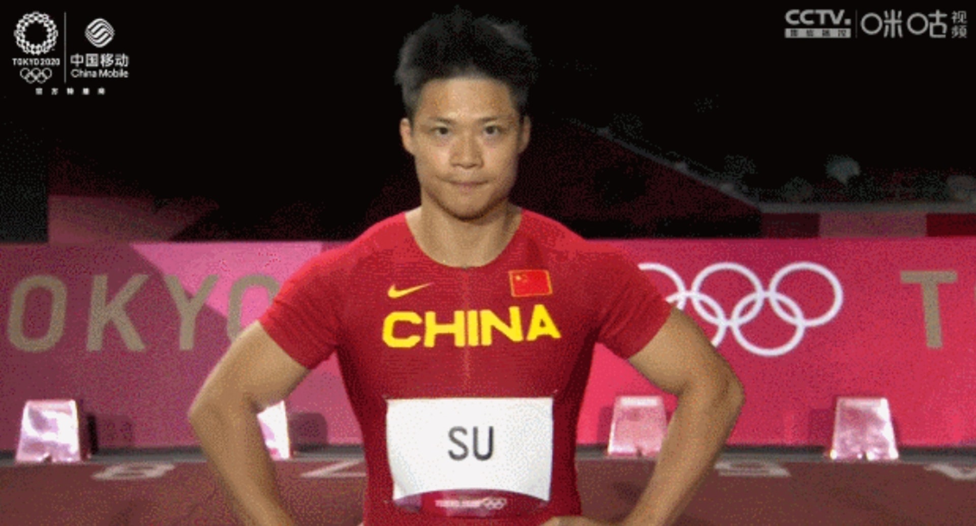 蘇炳添在起跑線上做了兩個動作,強調自己是黃皮膚的中國人。(CCTV節目截圖) 蘇炳添在起跑線上做了兩個動作,強調自己是黃皮膚的中國人。(CCTV節目截圖)