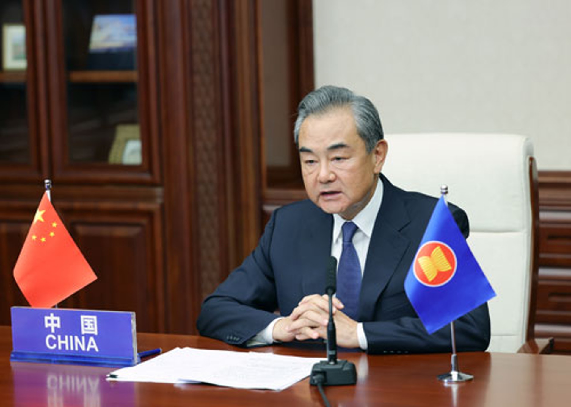 中國外長王毅8月3日以視像方式出席中國-東盟(10+1)外長會(中國外交部) 中國外長王毅8月3日以視像方式出席中國-東盟(10+1)外長會(中國外交部)