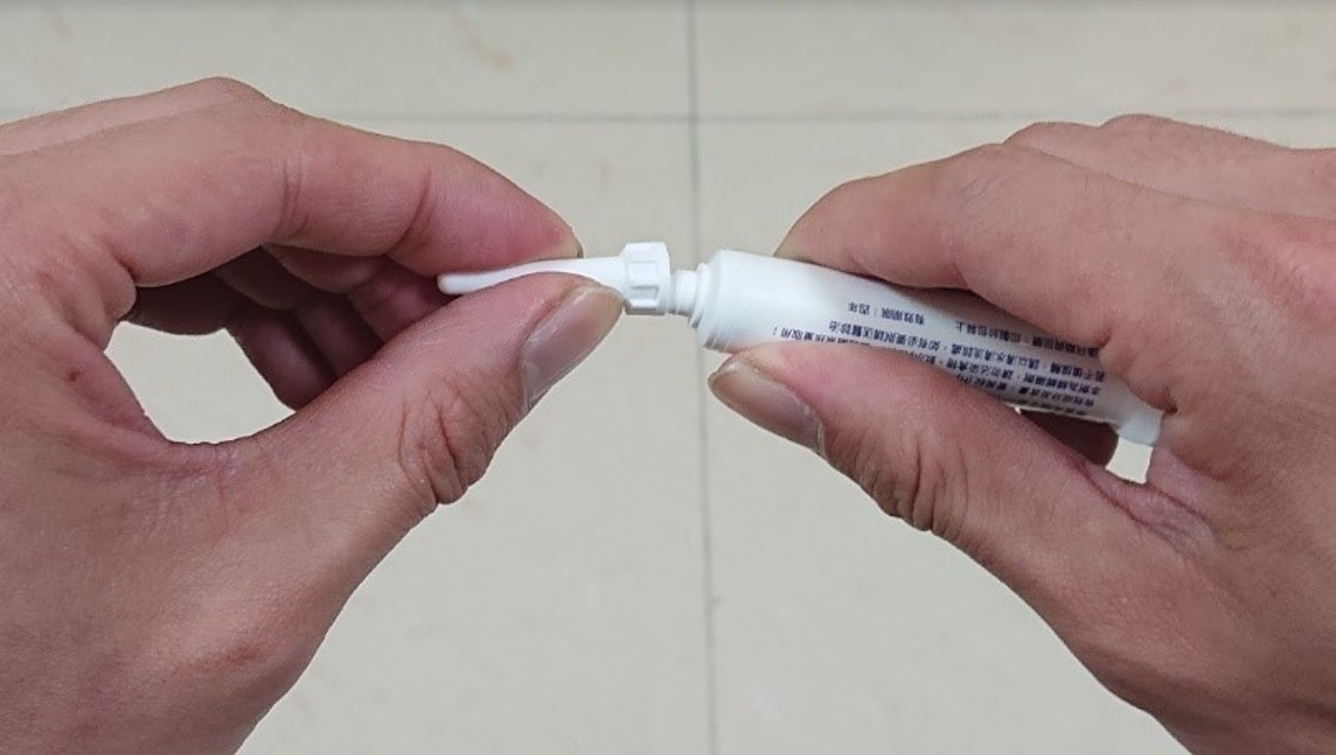 使用方法Step 1:手持針筒兩端,將蓋子向外扳,折彎即可順勢拔出(紅出社授權使用)