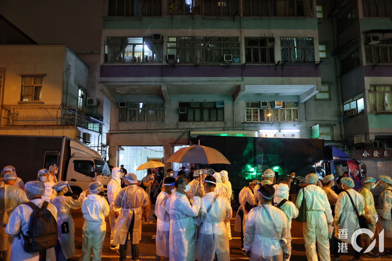 政府8月4日將深水埗東廬大樓A座列為指明「受限區域」 ,居民要禁足等候強制檢測。(資料圖片/羅君豪攝) 政府8月4日將深水埗東廬大樓A座列為指明「受限區域」 ,居民要禁足等候強制檢測。(資料圖片/羅君豪攝)