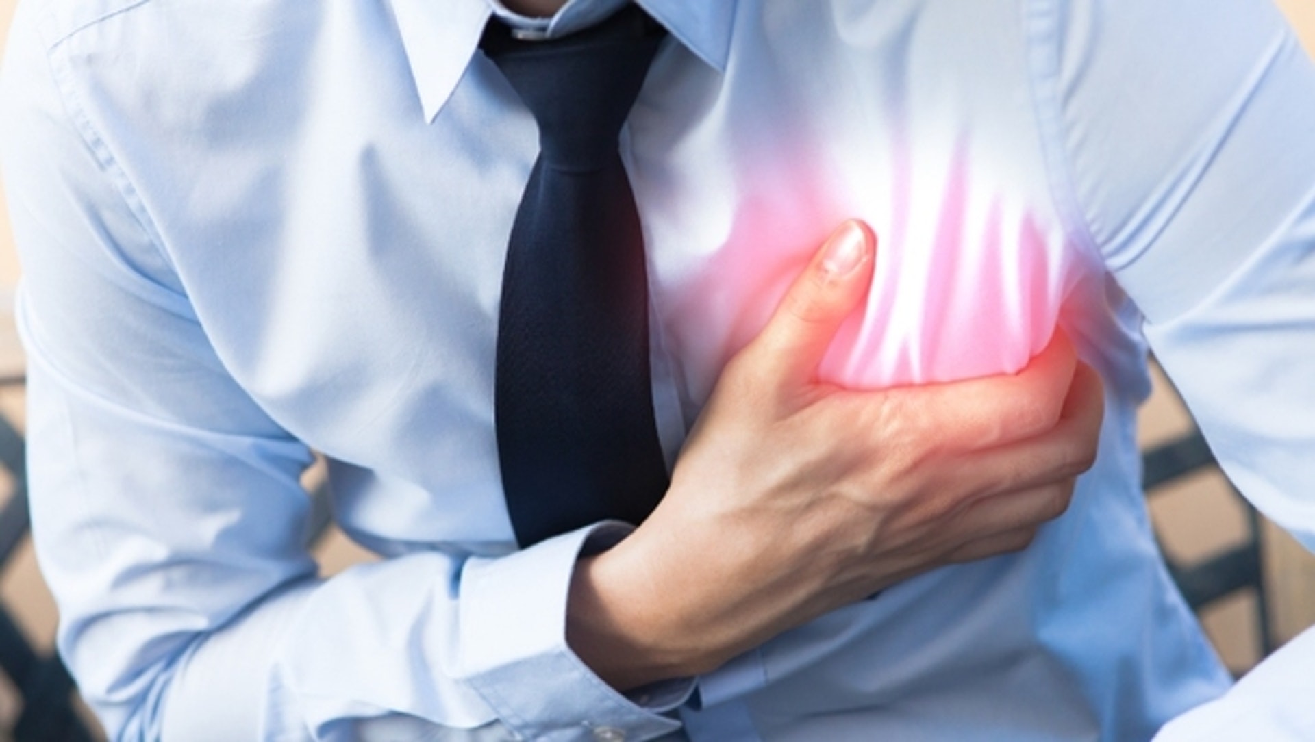 「胸悶、胸痛」是心臟病的重要症狀之一，主要是由於心血管阻塞令心肌血流不足而引起。（圖片：businessweekly）