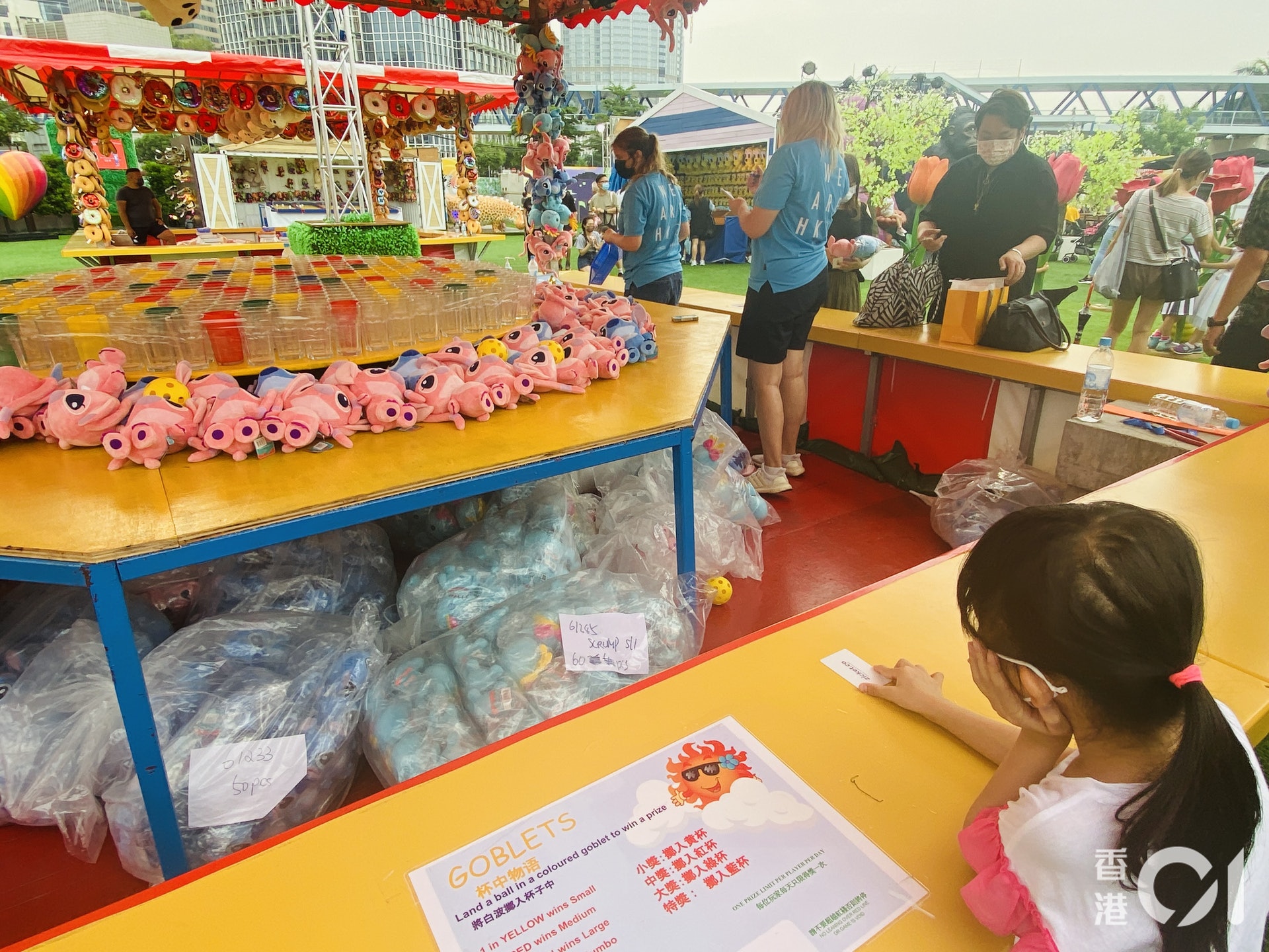 場內有許多經典攤位遊戲,可以贏公仔。(余嘉文攝) 場內有許多經典攤位遊戲,可以贏公仔。(余嘉文攝)