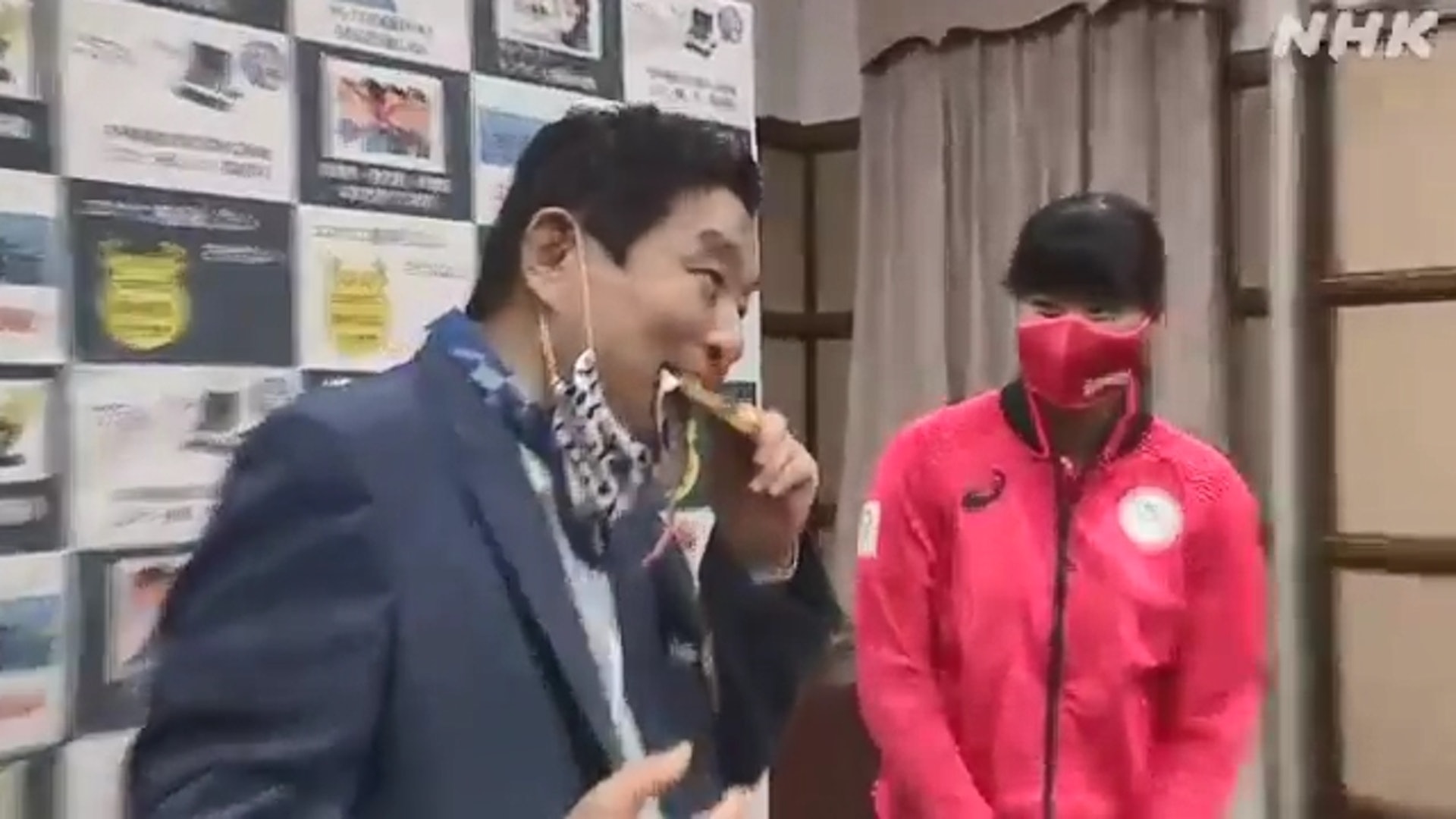 東京奧運 名古屋市長除罩咬女壘球手金牌網民轟惡心 是性騷擾 東京奧運 名古屋市長除罩咬女壘球手金牌網民轟惡心 是性騷擾