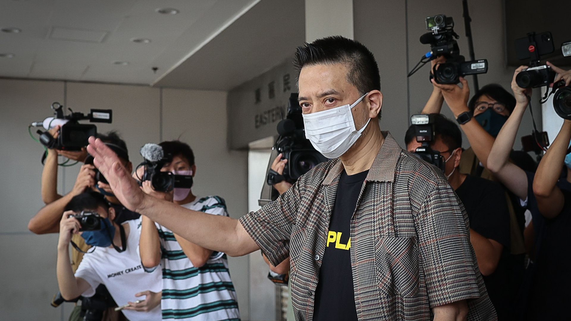 黃耀明在區諾軒造勢晚會表演被指舞弊 獲撤控准簽保守行為18個月 黃耀明在區諾軒造勢晚會表演被指舞弊 獲撤控准簽保守行為18個月