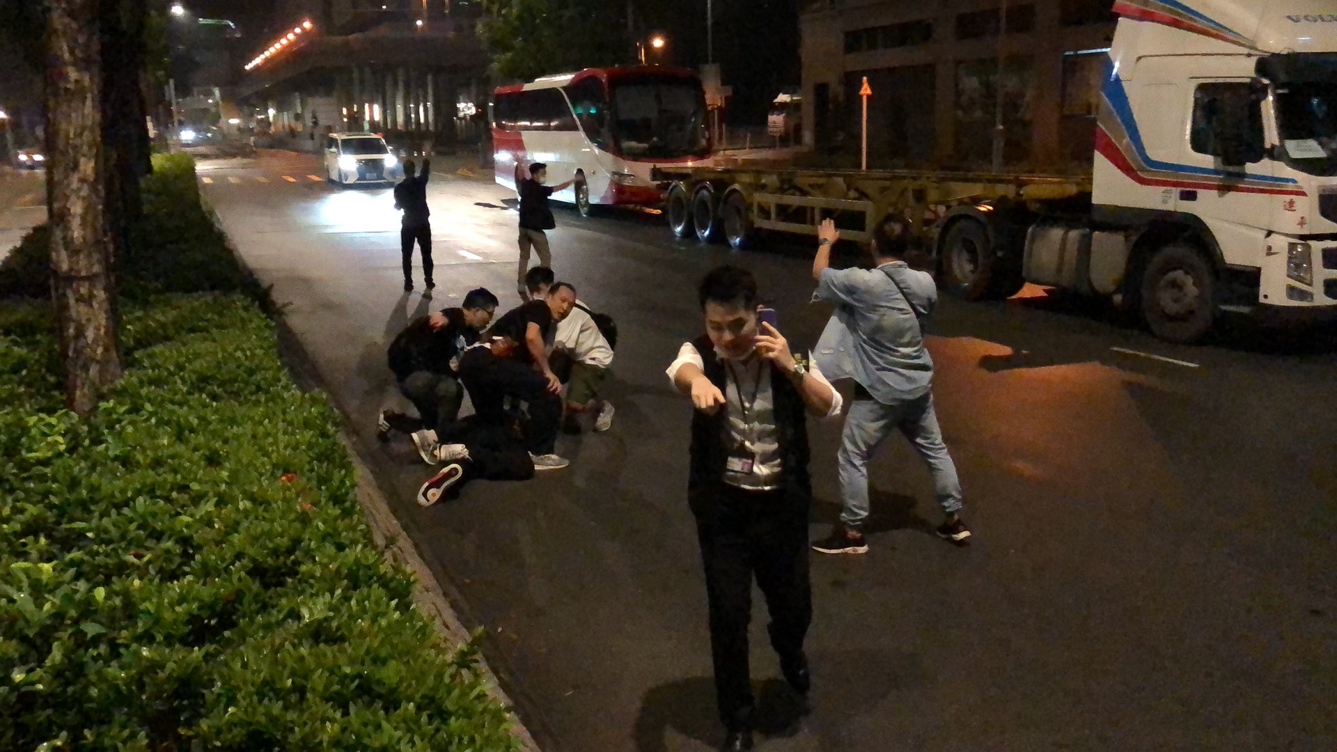 警方制服一名男子。(林振華攝) 警方制服一名男子。(林振華攝)