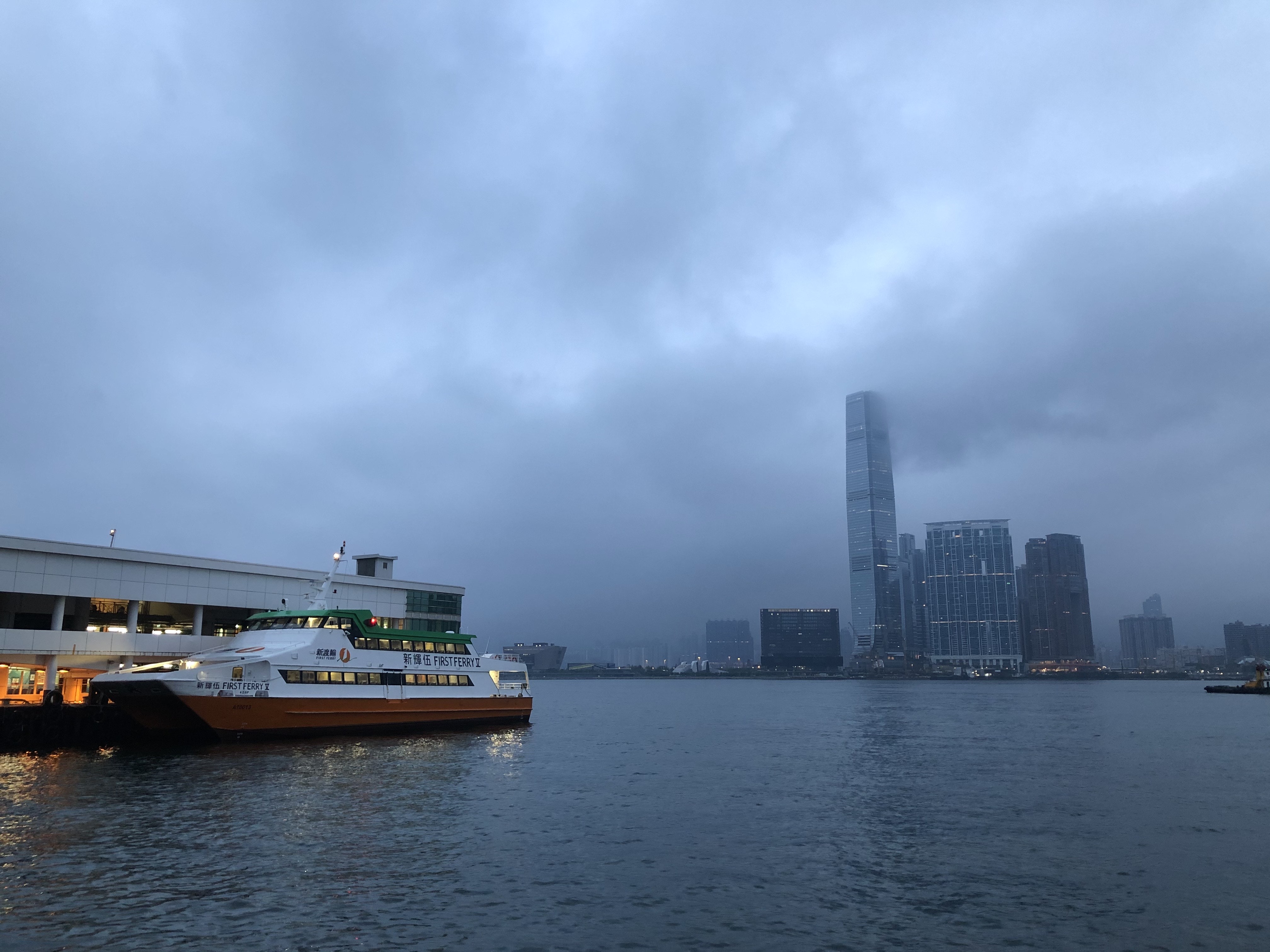 Weather and traffic｜Sturdy wind and thunderstorm hit Hong Kong with a