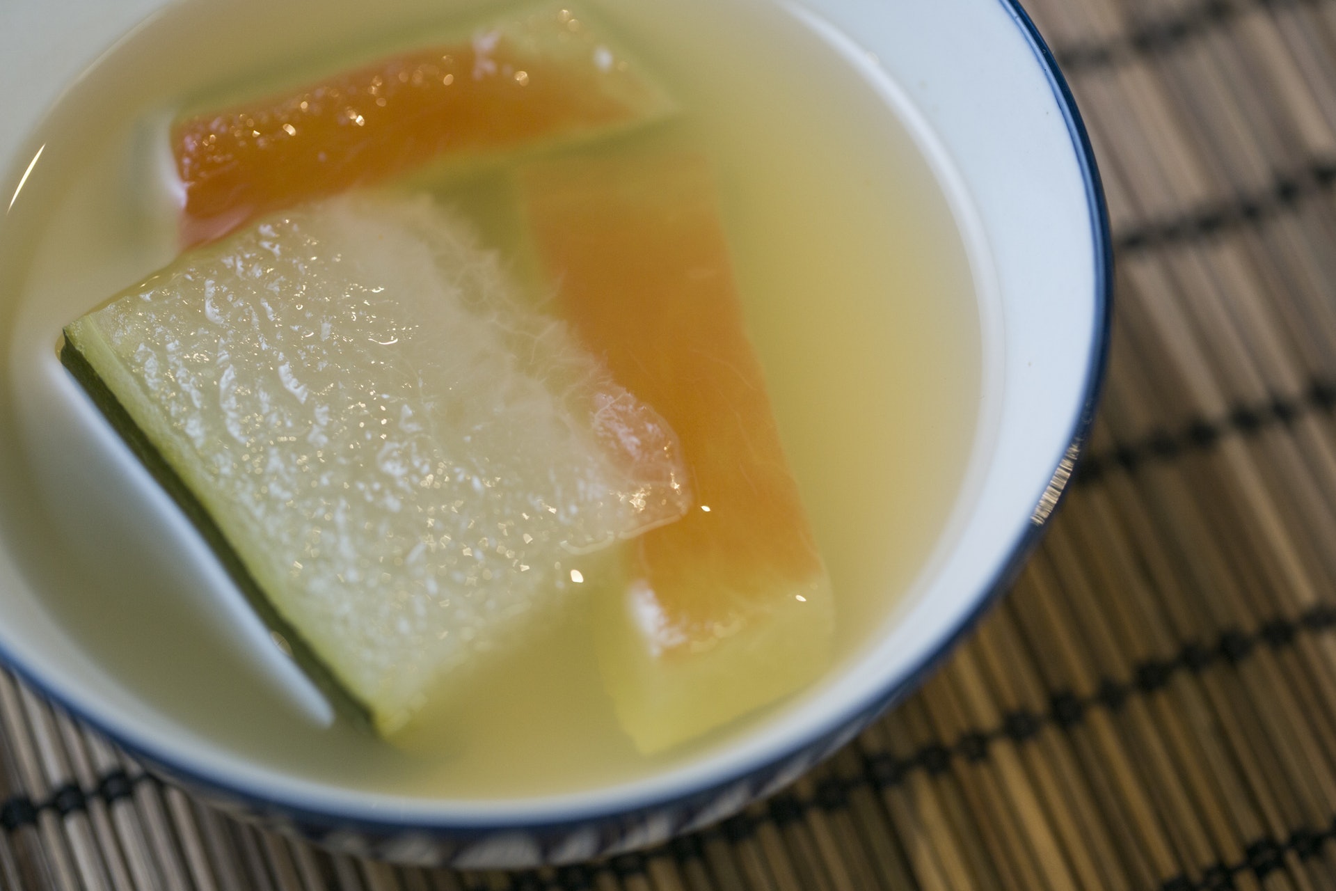 西瓜翠衣雪梨茶,適合夏秋交替時飲用,既能消暑熱,又能潤肺燥。(圖片:hk01) 西瓜翠衣雪梨茶,適合夏秋交替時飲用,既能消暑熱,又能潤肺燥。(圖片:hk01)