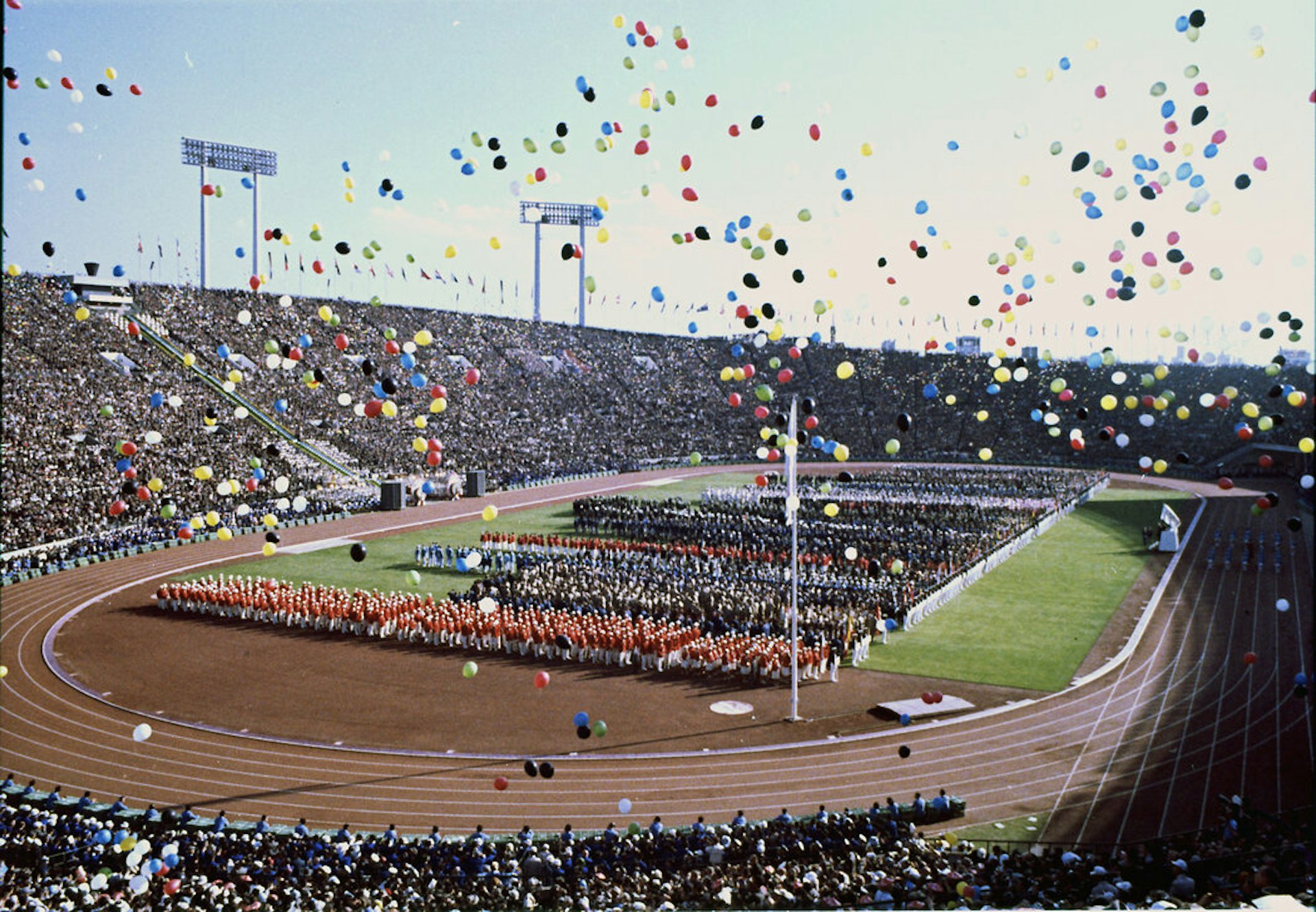 1964年日本東京奧運會開幕,有力表明當時日本的經濟和現代化水平已經處於世界前列。(Getty)