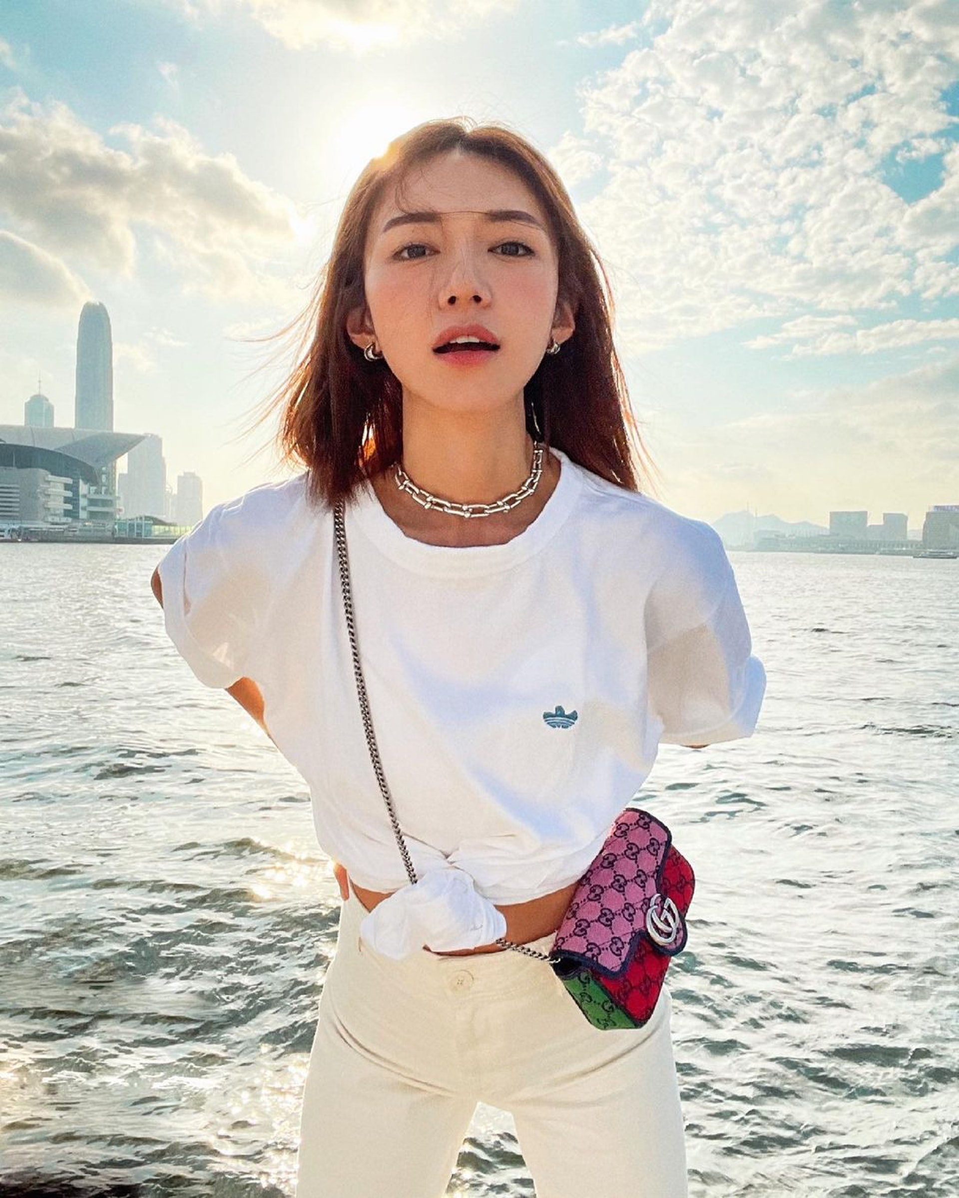 平平無奇的T-Shirt可運用不同方法打結,為造型增添一份時尚設計感。(misselvani@Instagram) 平平無奇的T-Shirt可運用不同方法打結,為造型增添一份時尚設計感。(misselvani@Instagram)