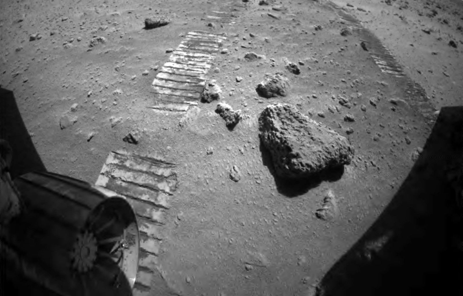 中國祝融號火星車裏程破800米相機拍到越過石塊後照片 圖 中國祝融號火星車裏程破800米相機拍到越過石塊後照片 圖