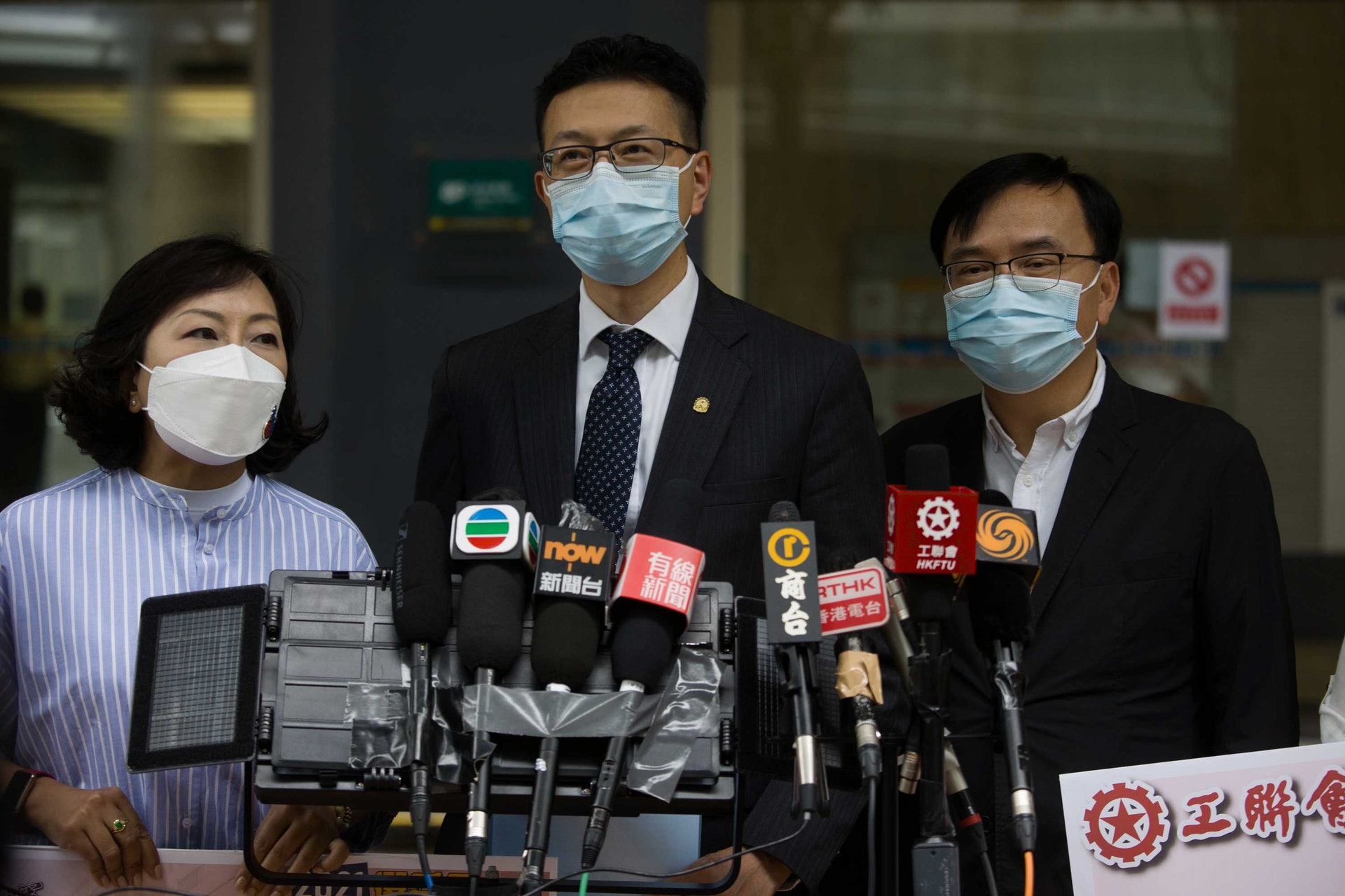 工聯會會長吳秋北、 理事長黃國、副會長麥美娟及秘書長馬光如一行四人陪同出戰勞工界選委的代表,到海港政府大樓遞交提名表格。(梁鵬威攝) 工聯會會長吳秋北、 理事長黃國、副會長麥美娟及秘書長馬光如一行四人陪同出戰勞工界選委的代表,到海港政府大樓遞交提名表格。(梁鵬威攝)