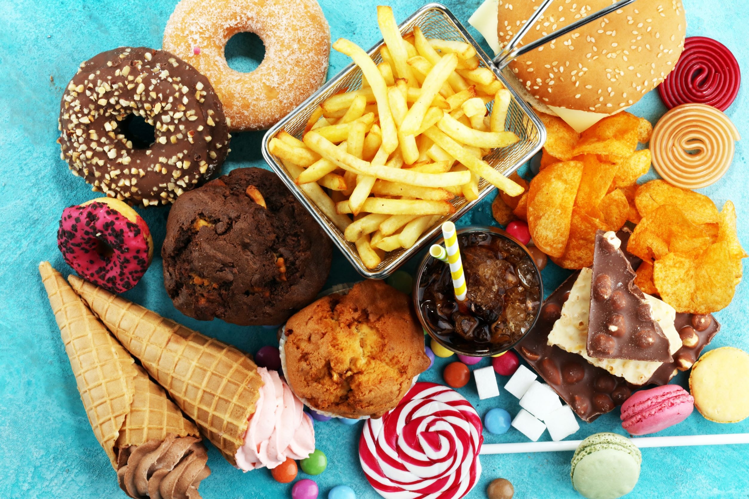 經常食甜食會刺激荷爾蒙分泌，體內雄性激素增加，導致皮脂腺會排出更多油脂。（圖片：Shutterstock）