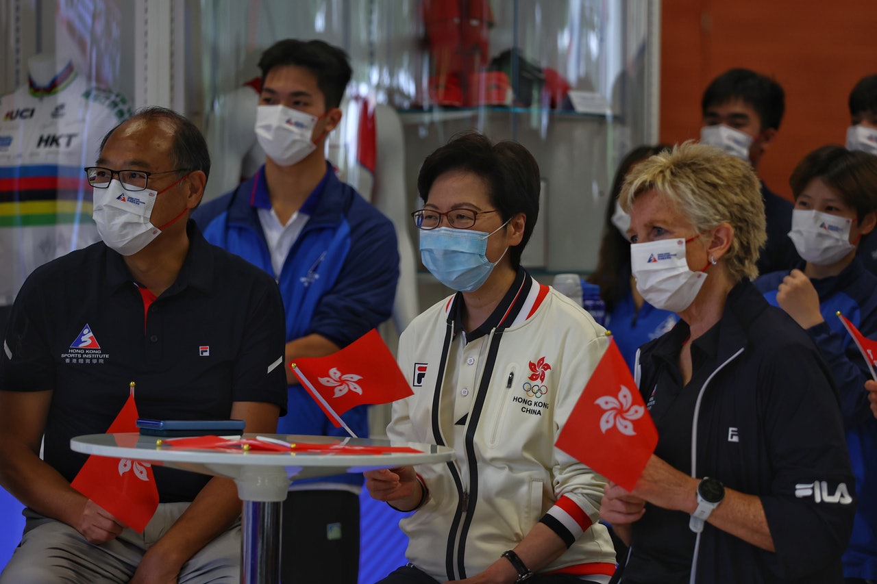 特首林鄭月娥、民政事務局局長徐英偉及香港體育學院主席林大輝今早(8日)在體院,觀賞李慧詩參加爭先賽賽事。(張浩維攝) 特首林鄭月娥、民政事務局局長徐英偉及香港體育學院主席林大輝今早(8日)在體院,觀賞李慧詩參加爭先賽賽事。(張浩維攝)
