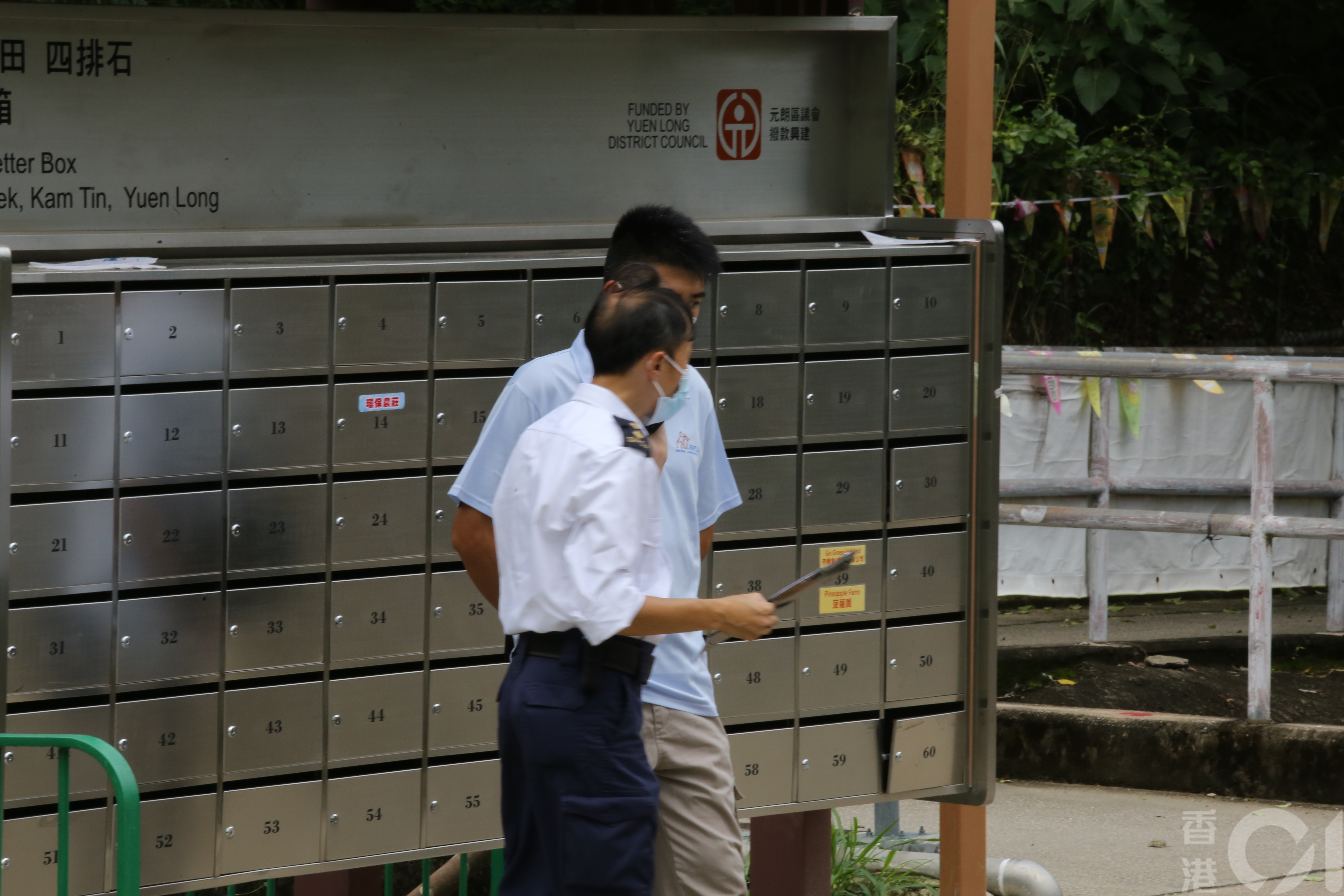 愛護動物協會接獲舉報，今天（9日）下午聯同漁農署人員到農莊實地視察。據知農莊負責人聲稱餵兔活動是分租予他人經營，環保農莊並不知情。（翁鈺輝攝）
