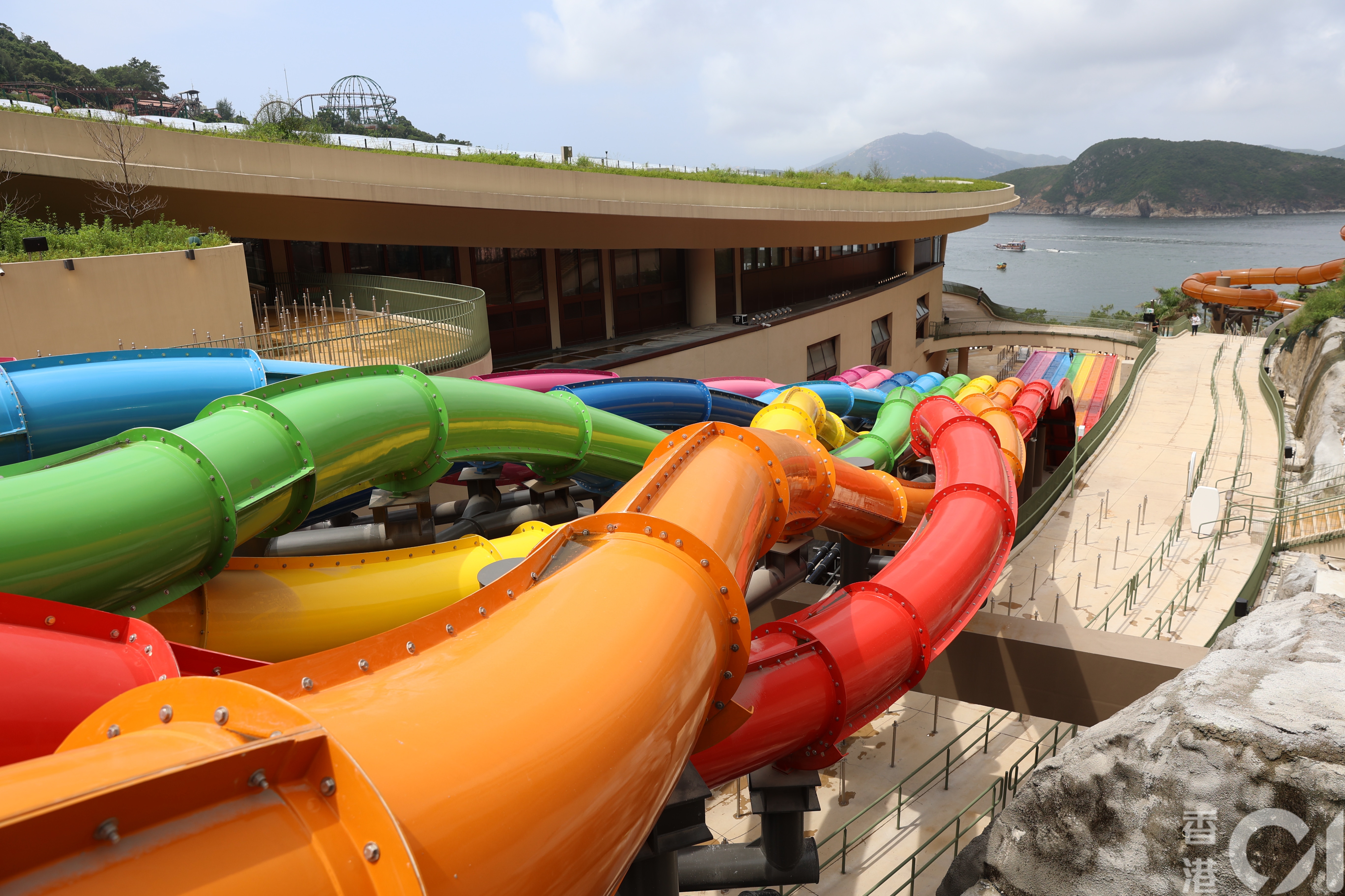 由於工程延誤等問題一再延期開幕的海洋公園水上樂園，鐵定於9月21日中秋節正式開幕，今日已經正式公布票價，開幕價格成人為320元起。（鄭子峰攝）