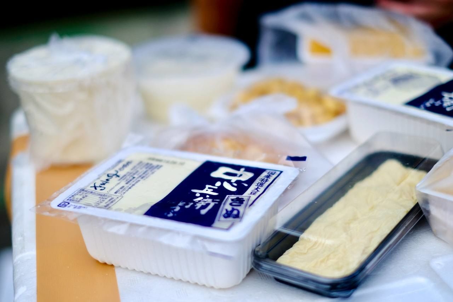 絹豆腐(左)和豆皮(右)(協助:豆富司MISHIMAYA,攝影:工藤詩織,nippon.com提供) 絹豆腐(左)和豆皮(右)(協助:豆富司MISHIMAYA,攝影:工藤詩織,nippon.com提供)