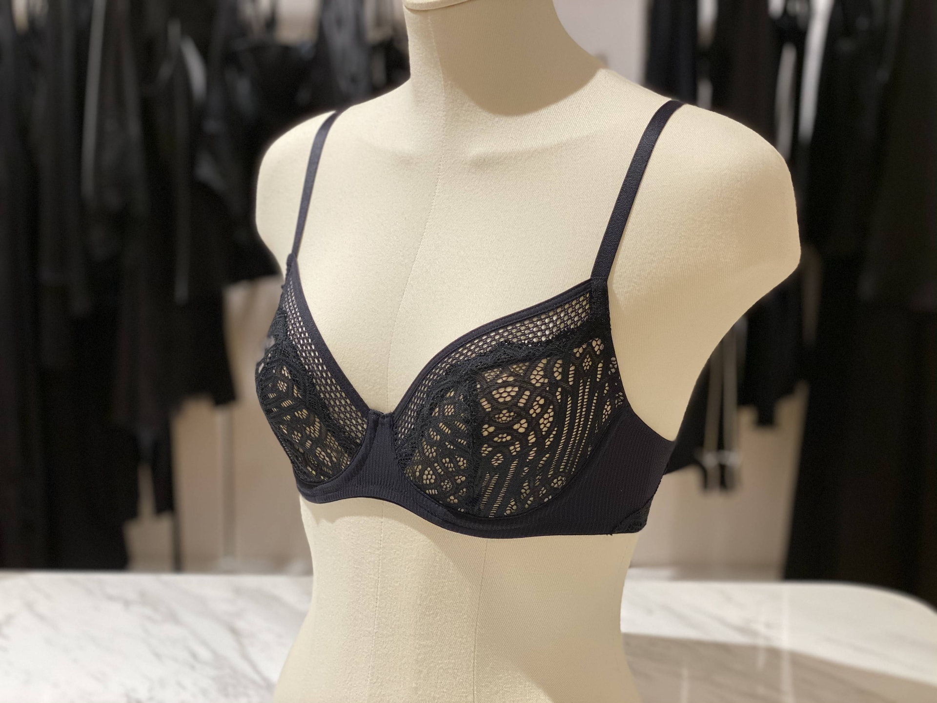 女生們知道如何挑選一個適合自己的胸圍嗎?(sheer.com.hk) 女生們知道如何挑選一個適合自己的胸圍嗎?(sheer.com.hk)