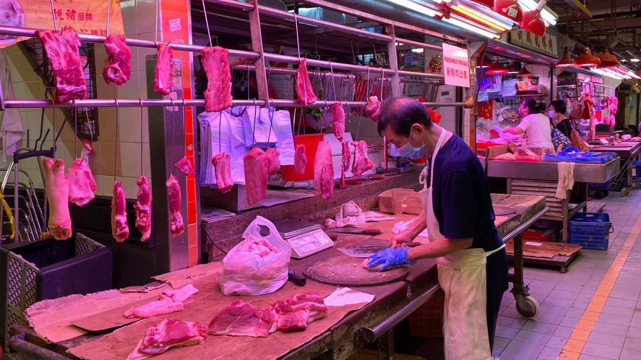 豬肉售價徘徊每斤80元 街坊感無乜點減 肉檔稱已盡量跟貼來貨價 豬肉售價徘徊每斤80元 街坊感無乜點減 肉檔稱已盡量跟貼來貨價