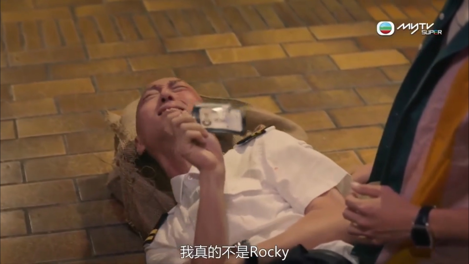 陸永意外打了戴耀明(飾演臣哥)一身。(劇集截圖) 陸永意外打了戴耀明(飾演臣哥)一身。(劇集截圖)