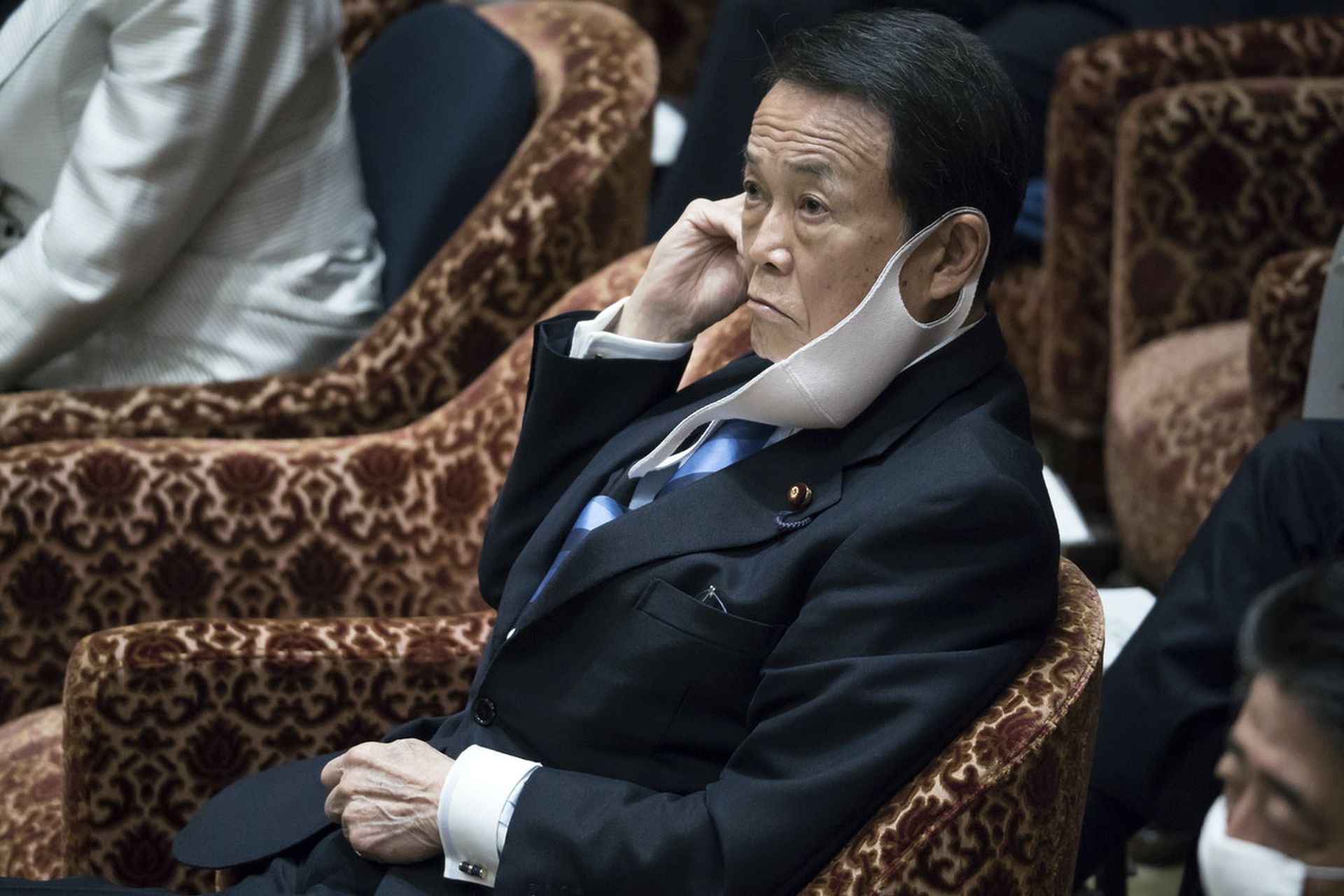 2021年8月6日，日本副總理麻生太郎專屬司機被確診感染上「拉姆達」變種病毒。（Getty）