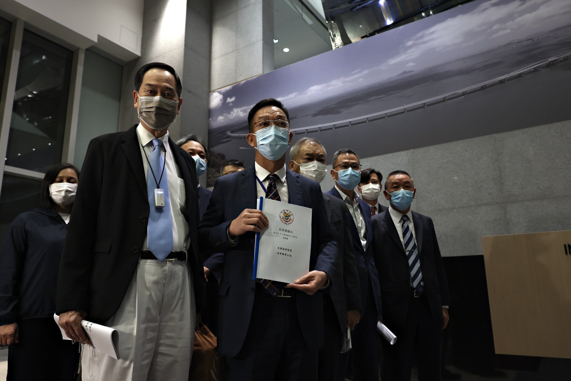 新界鄉議局8月11日向行政長官林鄭月娥提交施政報告建議書,向政府提出多項土地建議措施,包括放寬祖堂地發展限制。(歐嘉樂攝) 新界鄉議局8月11日向行政長官林鄭月娥提交施政報告建議書,向政府提出多項土地建議措施,包括放寬祖堂地發展限制。(歐嘉樂攝)