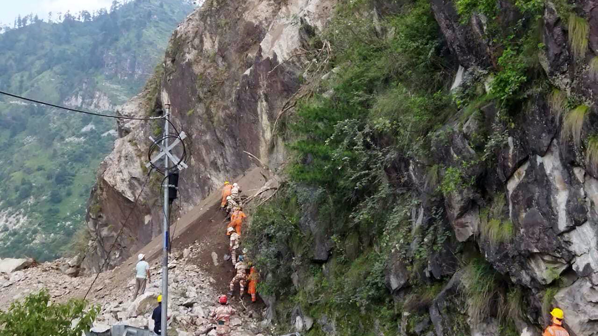 印度發生山泥傾瀉最少10死 約30人被困 印度發生山泥傾瀉最少10死 約30人被困