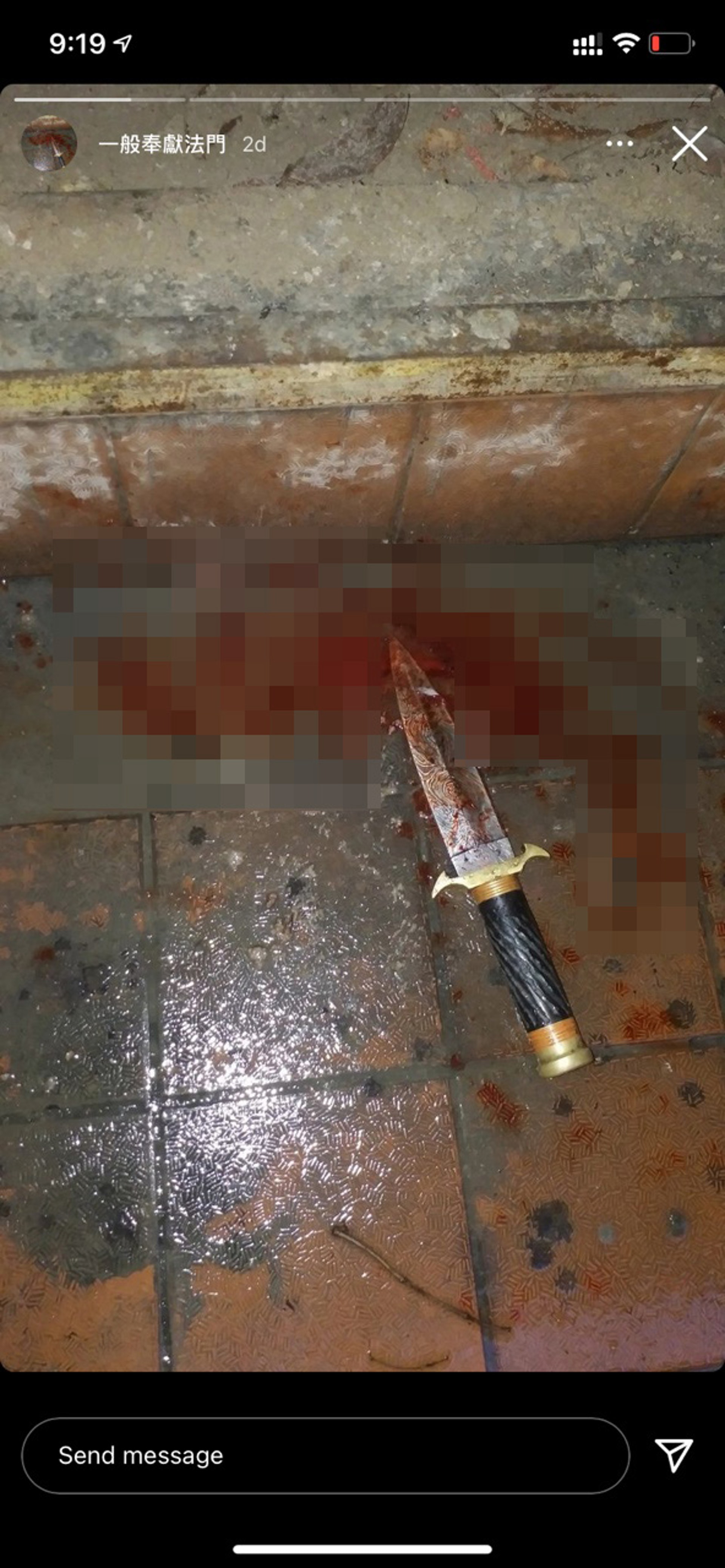 有人在網上宣傳,要宰殺兔子或其他動物,用「活體奉獻」來施行「巫術」,並以殘殺動物的相片做宣傳。(相片經香港01後期處理) 有人在網上宣傳,要宰殺兔子或其他動物,用「活體奉獻」來施行「巫術」,並以殘殺動物的相片做宣傳。(相片經香港01後期處理)