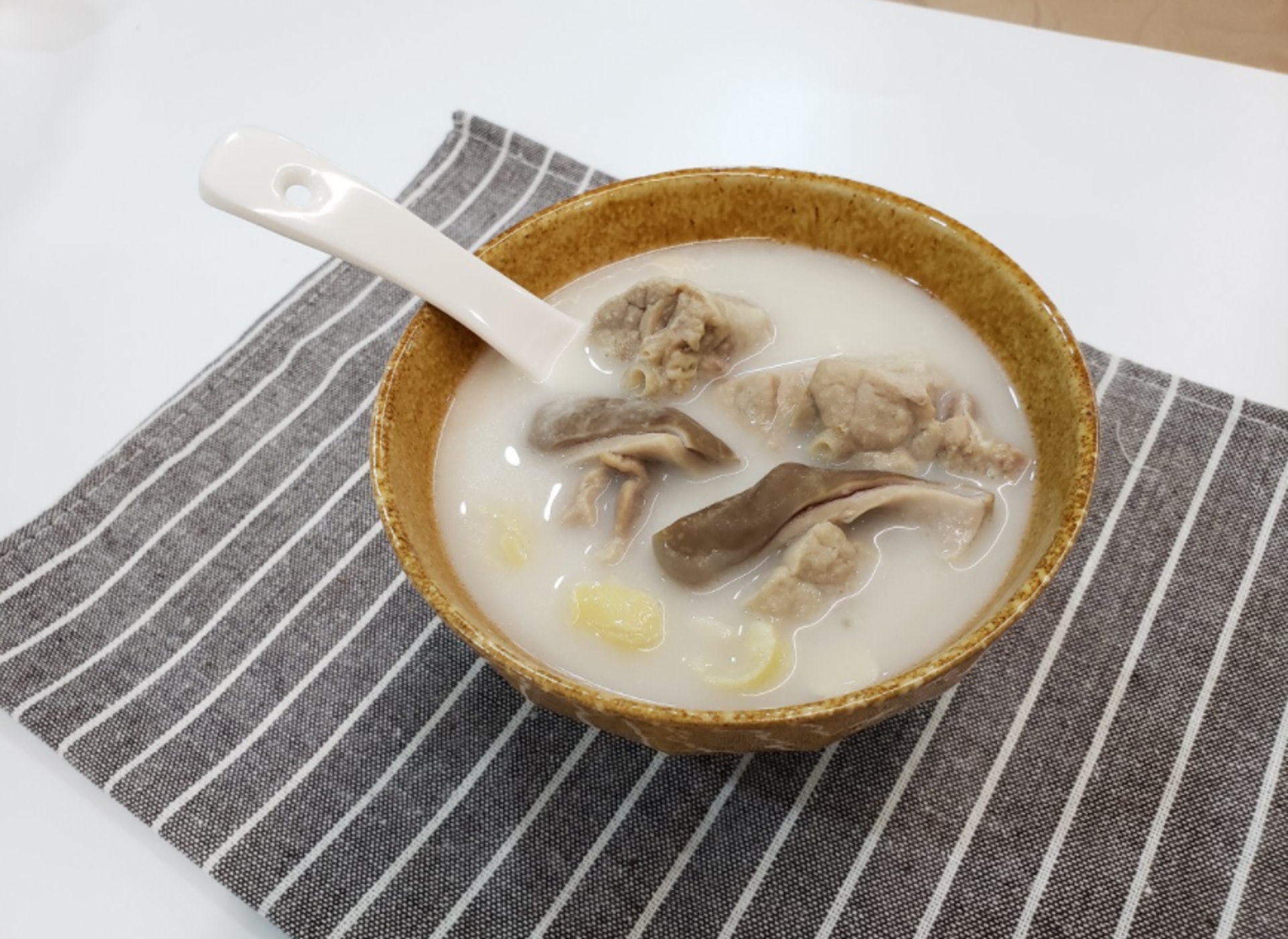5. 杏汁豬肚豬肺湯 5. 杏汁豬肚豬肺湯
