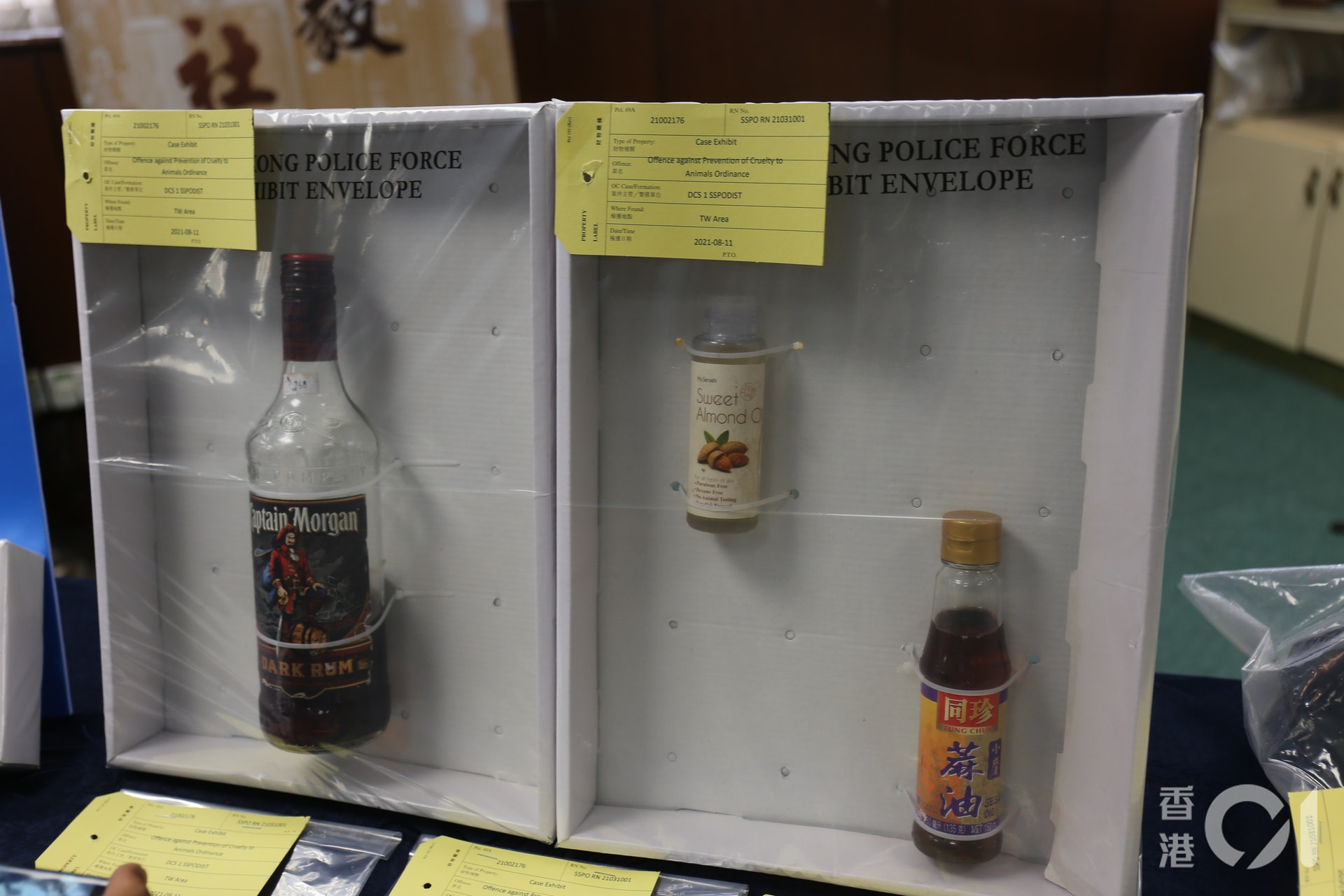 被捕人會以冧酒、杏仁油及麻油淋在符咒上,再用針刺自己手指,以自己的血作法。(羅敏妍攝) 被捕人會以冧酒、杏仁油及麻油淋在符咒上,再用針刺自己手指,以自己的血作法。(羅敏妍攝)