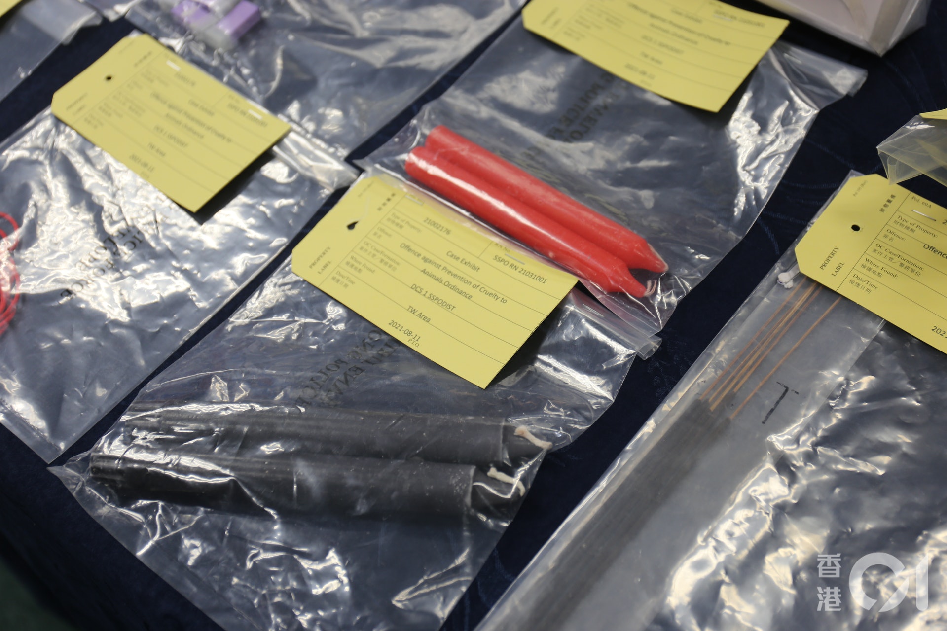 男子被捕時身上的背囊裝著一把匕首,以及大量祭祀用品,佢手持兩個盒子內藏有獻祭用的1隻白兔仔及5隻白老鼠。(羅敏妍攝) 男子被捕時身上的背囊裝著一把匕首,以及大量祭祀用品,佢手持兩個盒子內藏有獻祭用的1隻白兔仔及5隻白老鼠。(羅敏妍攝)