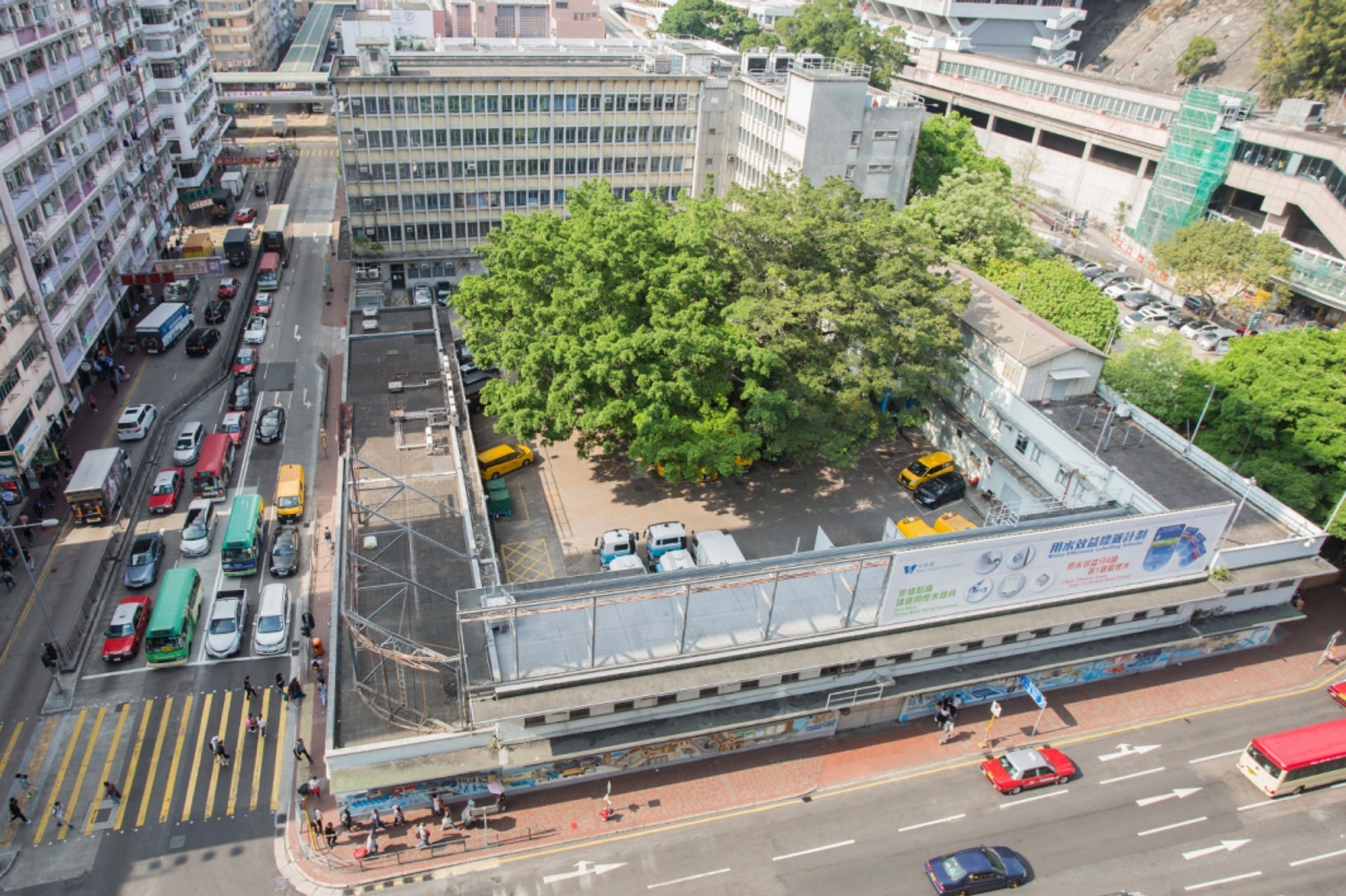 香港街道窄，而且車多，不少司機都需要在車廂內逗留很長時間，若然車廂環境差，更會影響身體健康。（資料圖片）