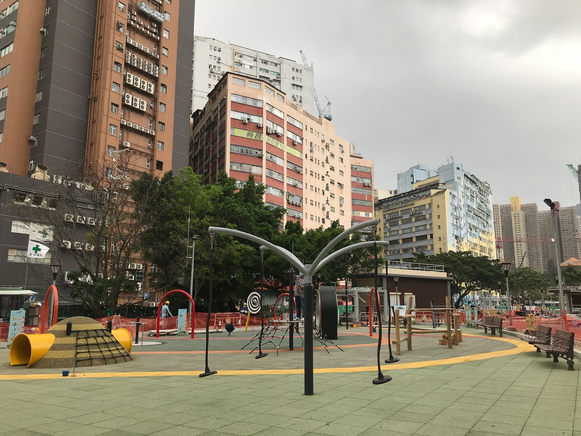 東啟德公園由智樂負責概念構思、設計策劃、設計檢視、安全審核、安全檢查及認證,其中的社區參與環節,嘉諾撒小學(新蒲崗)的小學生亦有參與設計。(Playright提供) 東啟德公園由智樂負責概念構思、設計策劃、設計檢視、安全審核、安全檢查及認證,其中的社區參與環節,嘉諾撒小學(新蒲崗)的小學生亦有參與設計。(Playright提供)