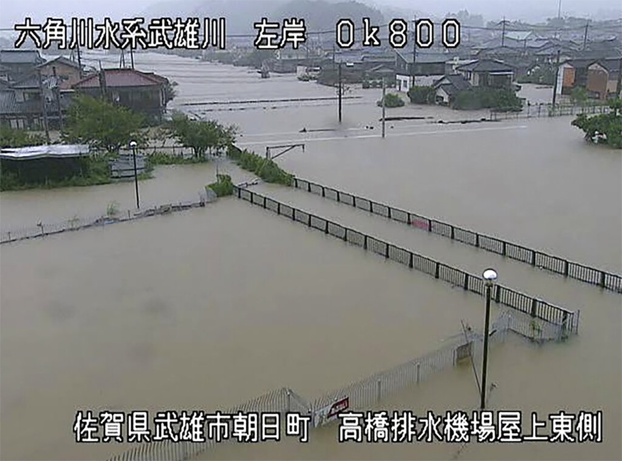 日本暴雨:日本國土交通省九州地方整備局閉路電視影片截圖顯示,佐賀縣武雄市8月14日出現嚴重水浸。(AP) 日本暴雨:日本國土交通省九州地方整備局閉路電視影片截圖顯示,佐賀縣武雄市8月14日出現嚴重水浸。(AP)