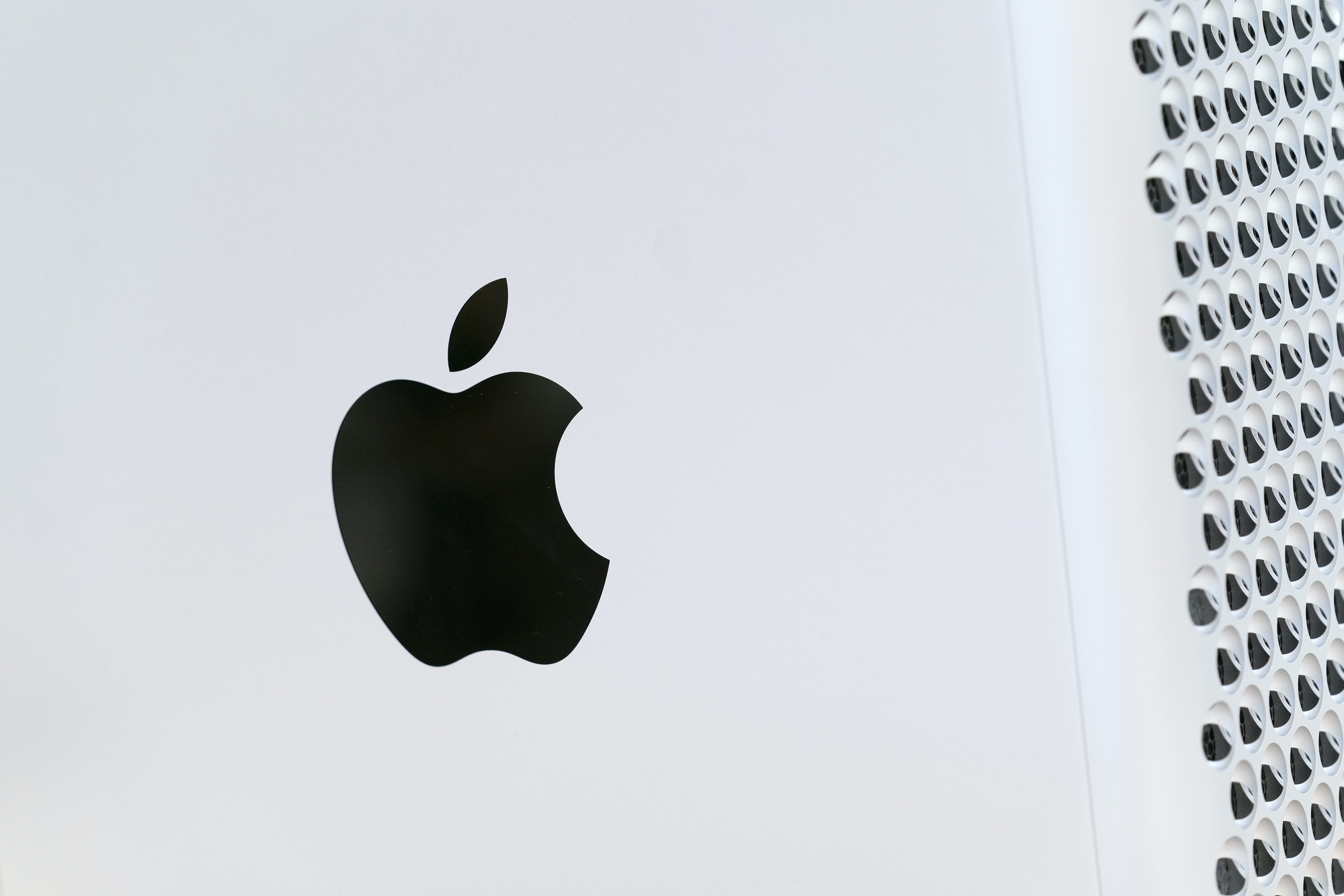 圖為2021年5月21日，美國紐約一部電腦顯示蘋果公司的標誌。（AP）