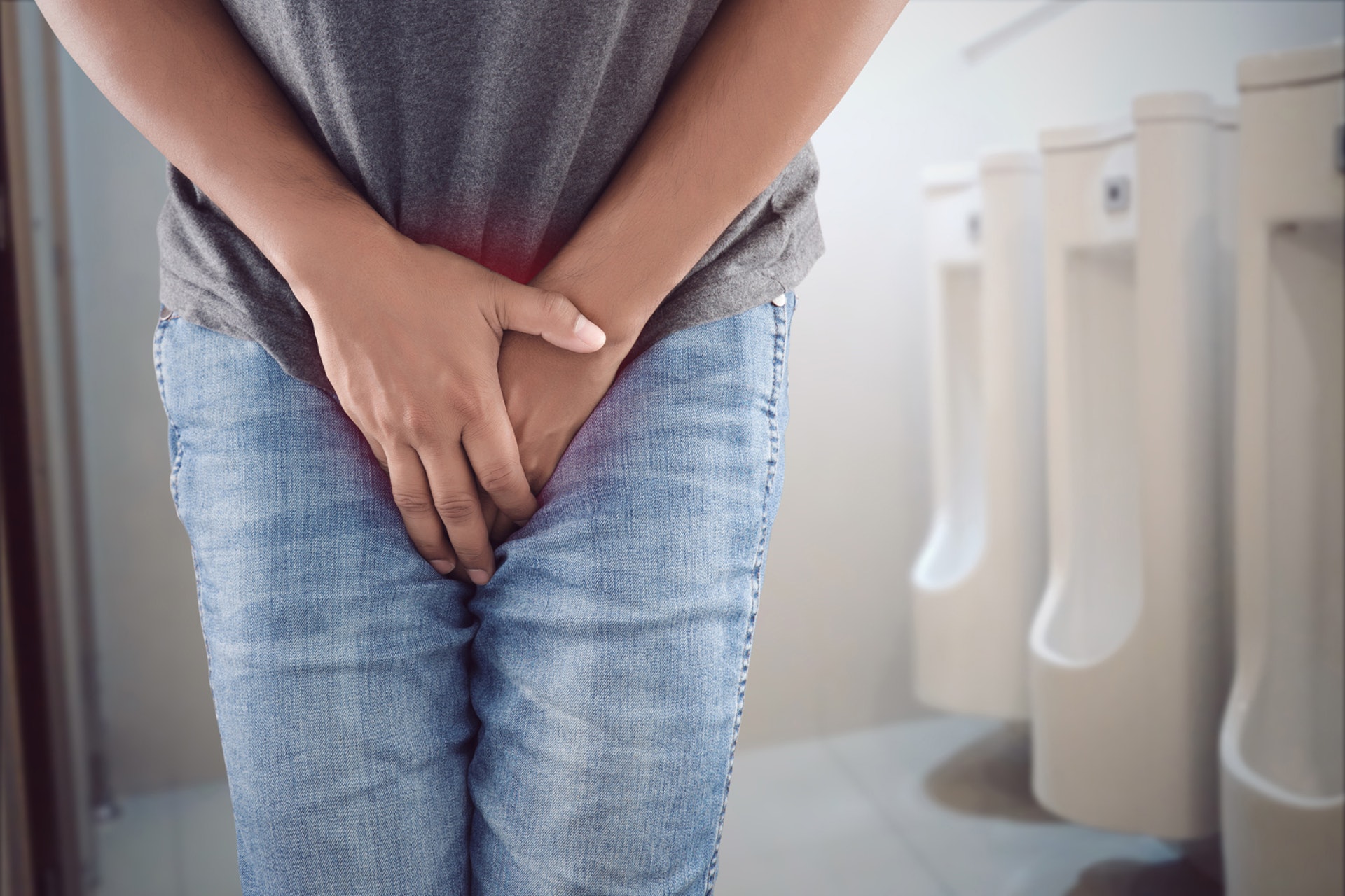 許多中年人會有漏尿、尿不乾淨或尿失禁等情況，排尿困擾引起泌尿道感染或排尿困難，進而導致身體散發出特殊的氣味。（示意圖/Getty Images）