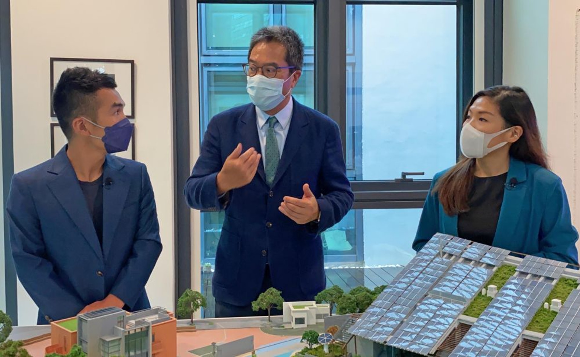 發展局局長黃偉綸(中)邀請兩位建造業傑出青年—鍾智偉Leo(左)和馬可儀Jillian(右),分享他們投身建造業的故事。(發展局圖片) 發展局局長黃偉綸(中)邀請兩位建造業傑出青年—鍾智偉Leo(左)和馬可儀Jillian(右),分享他們投身建造業的故事。(發展局圖片)