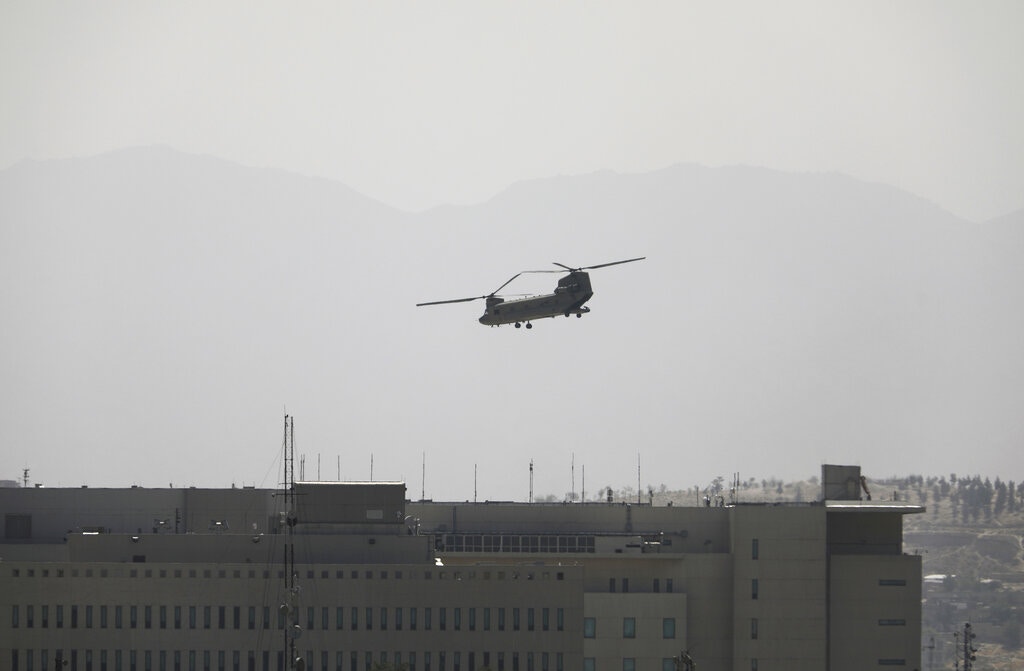 8月15日，美國直升機在美國駐阿富汗大使館上空盤旋。（AP）