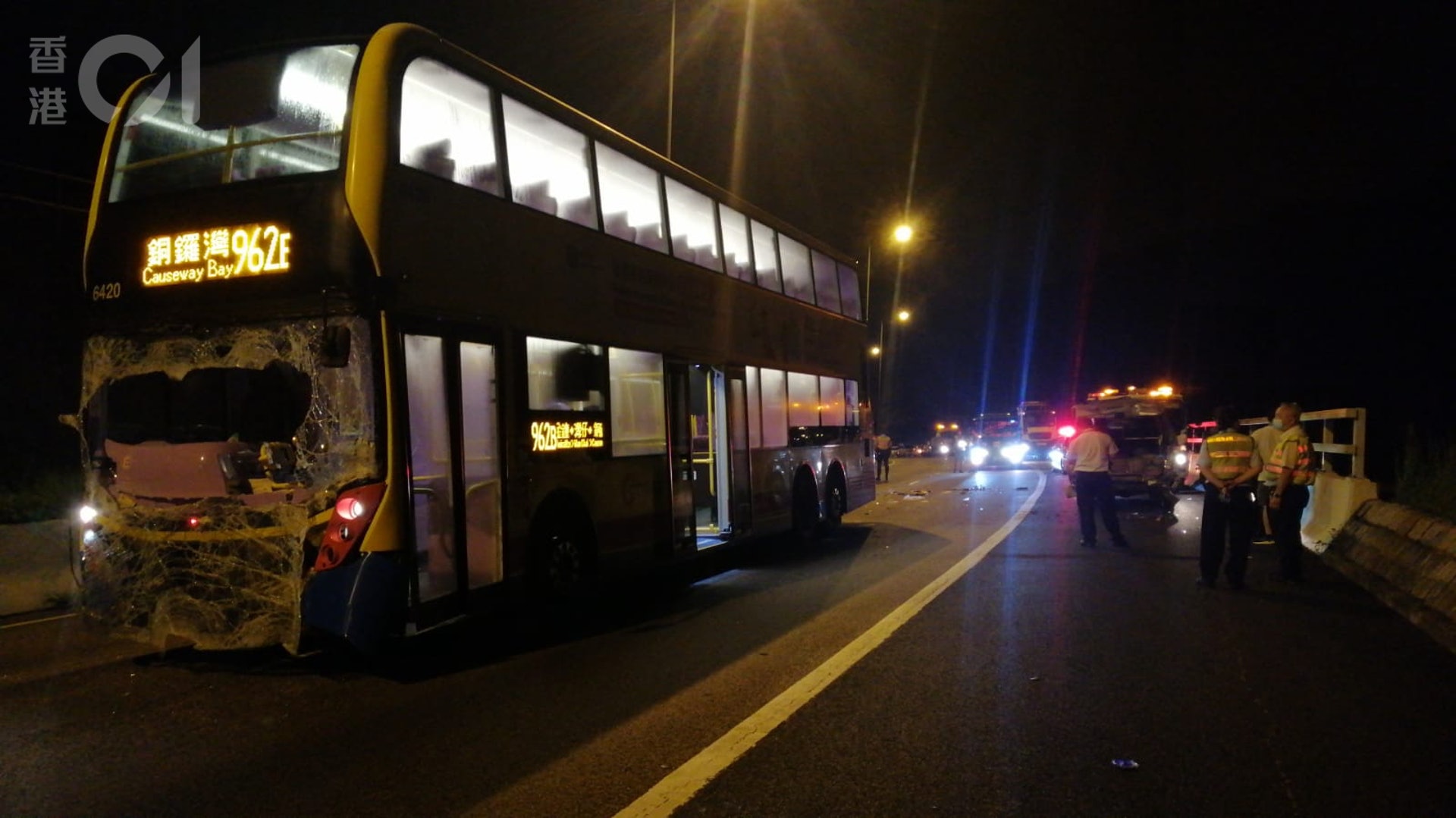 巴士撞向貨車尾門,車長送院不治。(陳永武攝) 巴士撞向貨車尾門,車長送院不治。(陳永武攝)