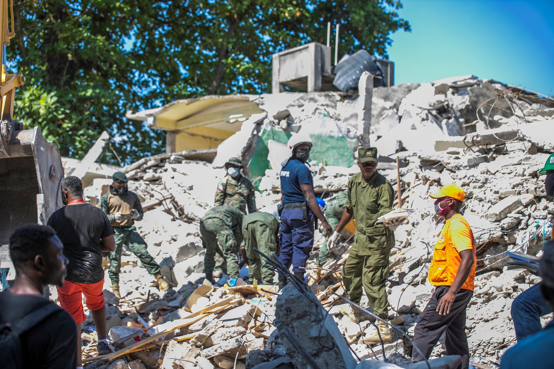 海地7.2級地震,當地救援人員忙於從建築物殘骸中挖出屍體及搬運瓦礫。(RETUERS) 海地7.2級地震,當地救援人員忙於從建築物殘骸中挖出屍體及搬運瓦礫。(RETUERS)