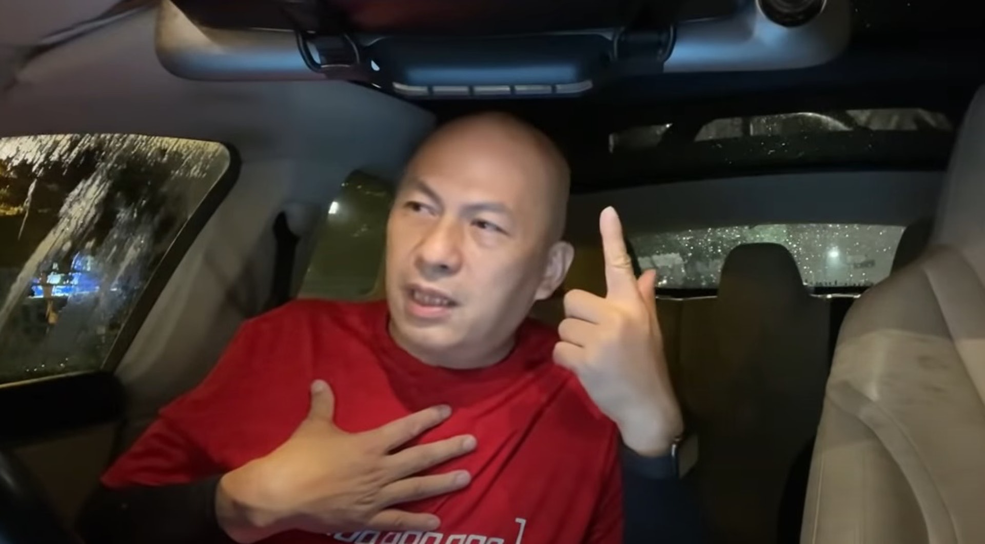 楊官華較早前於YouTube大呻,整件事已「炒晒車」,不想再和李璧而合作「繼續炒車」,又形容「唔怕神一般嘅對手」。(「華記正能量」YouTube片段截圖) 楊官華較早前於YouTube大呻,整件事已「炒晒車」,不想再和李璧而合作「繼續炒車」,又形容「唔怕神一般嘅對手」。(「華記正能量」YouTube片段截圖)