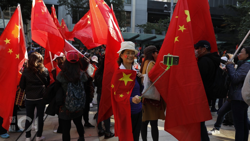 口罩印國旗或違法?政府稱容許非商業用 下屆立會修訂區旗區徽法 口罩印國旗或違法?政府稱容許非商業用 下屆立會修訂區旗區徽法