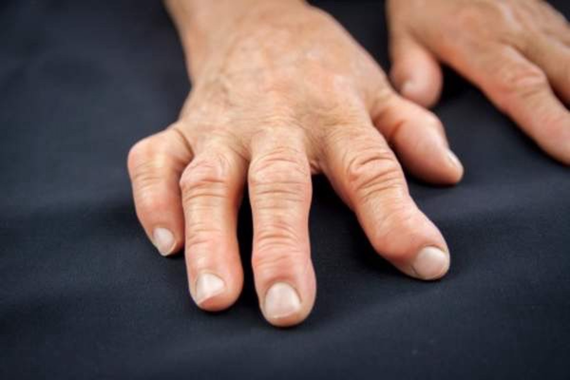 有研究指出，「啪手指」並不會提高患上關節炎的機會。（圖片：medium）