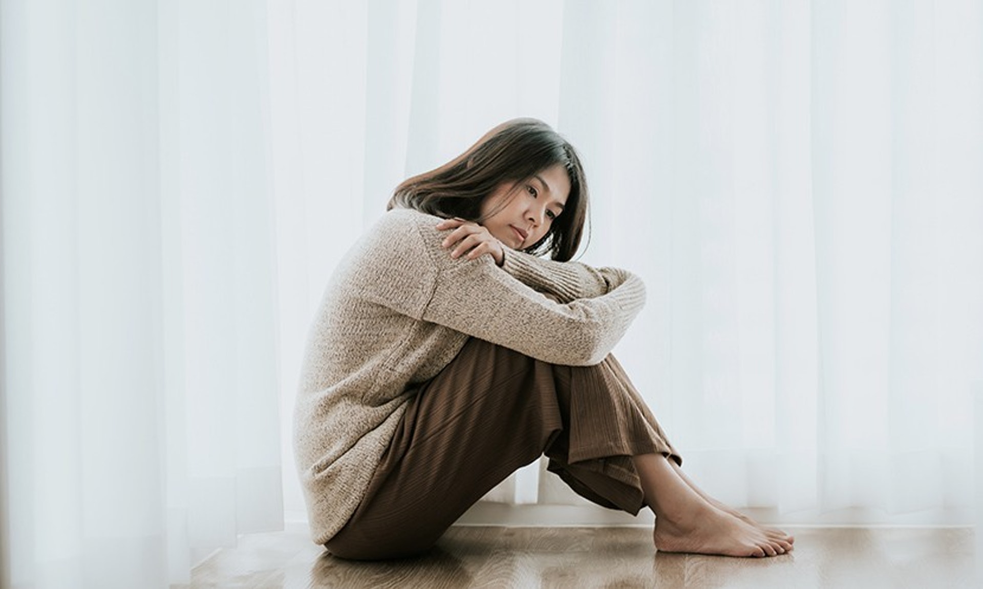 抑鬱症患者的心理狀態通常長期憂鬱;生理方面則出現食慾及體重驟降或驟升等。(圖片:commonhealth) 抑鬱症患者的心理狀態通常長期憂鬱;生理方面則出現食慾及體重驟降或驟升等。(圖片:commonhealth)