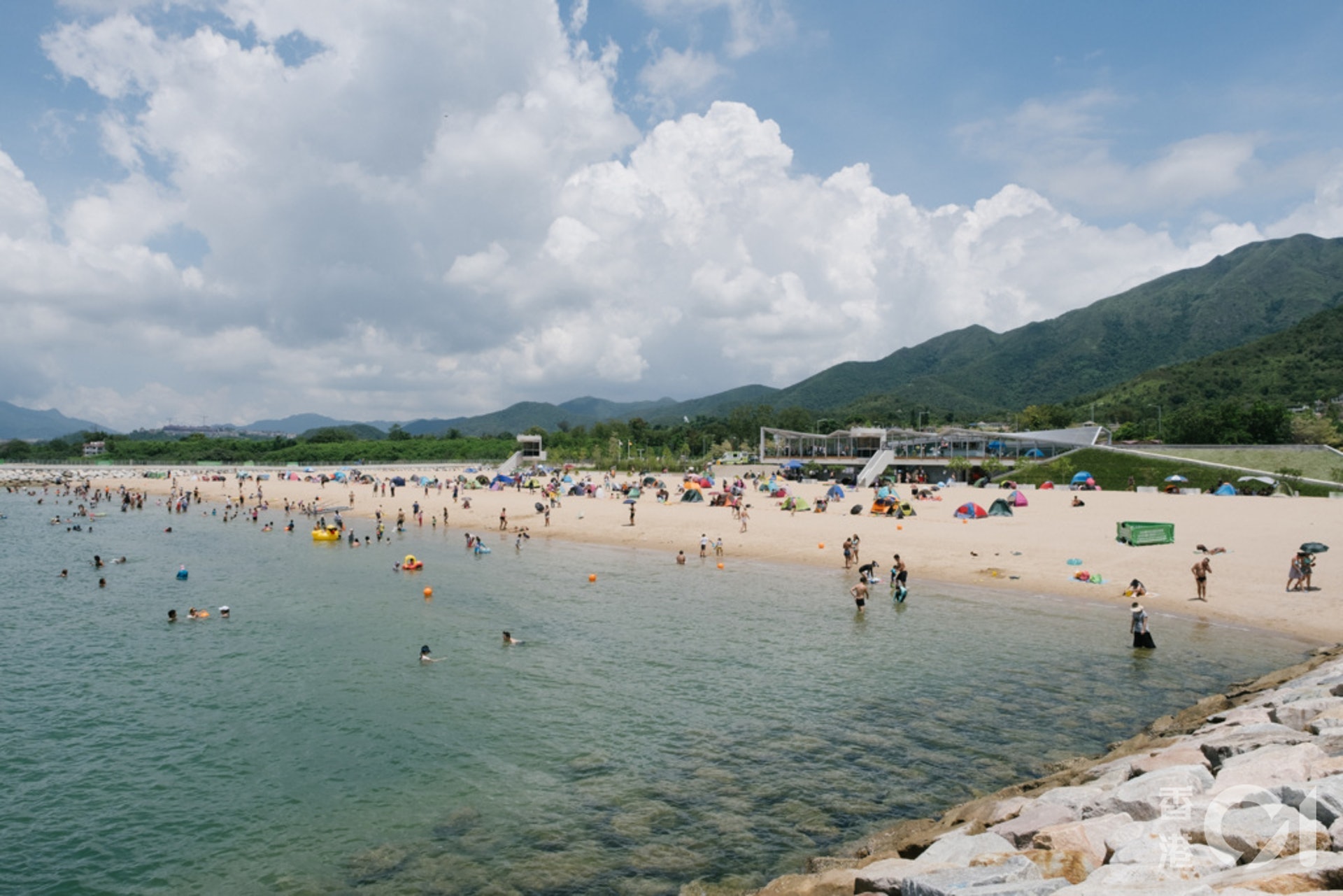 大埔龍尾泳灘近日出現巨型海毛蟲、坑鯰等,沙灘更露出下層黑沙,令市民關注!(資料圖片) 大埔龍尾泳灘近日出現巨型海毛蟲、坑鯰等,沙灘更露出下層黑沙,令市民關注!(資料圖片)