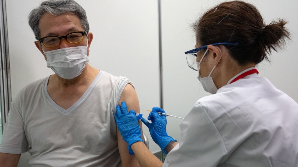 新冠疫苗|台醫生揭致命副作用徵兆 視力改變、下肢腫脹需留意 新冠疫苗|台醫生揭致命副作用徵兆 視力改變、下肢腫脹需留意