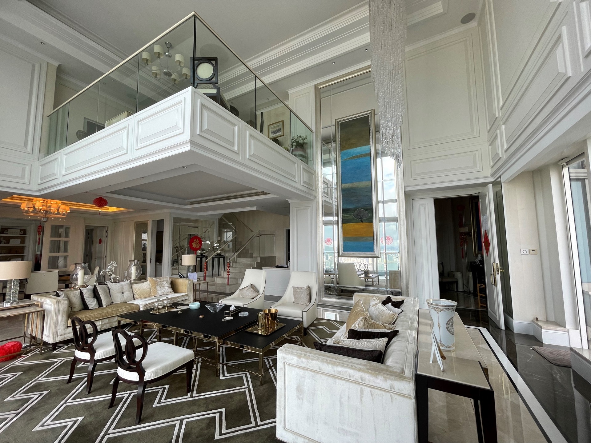 該複式戶現為四房四套附設多用途平台設計,客廳樓底近7米高。(第一太平戴維斯提供) 該複式戶現為四房四套附設多用途平台設計,客廳樓底近7米高。(第一太平戴維斯提供)