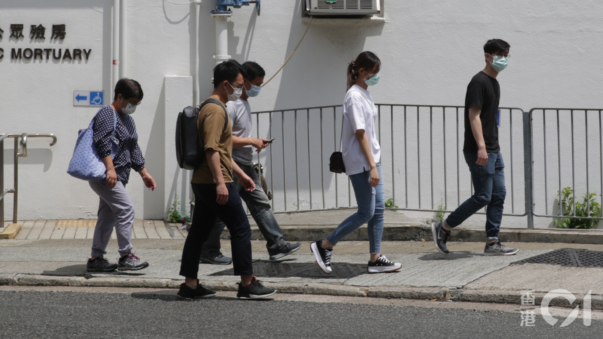 西環康文署修樹工一死一傷工業意外,55歲女死者曾賽茹家人今(19日)上午10時許到域多利亞公眾殮房認屍,神情哀傷,相擁而泣。(黃偉民攝)