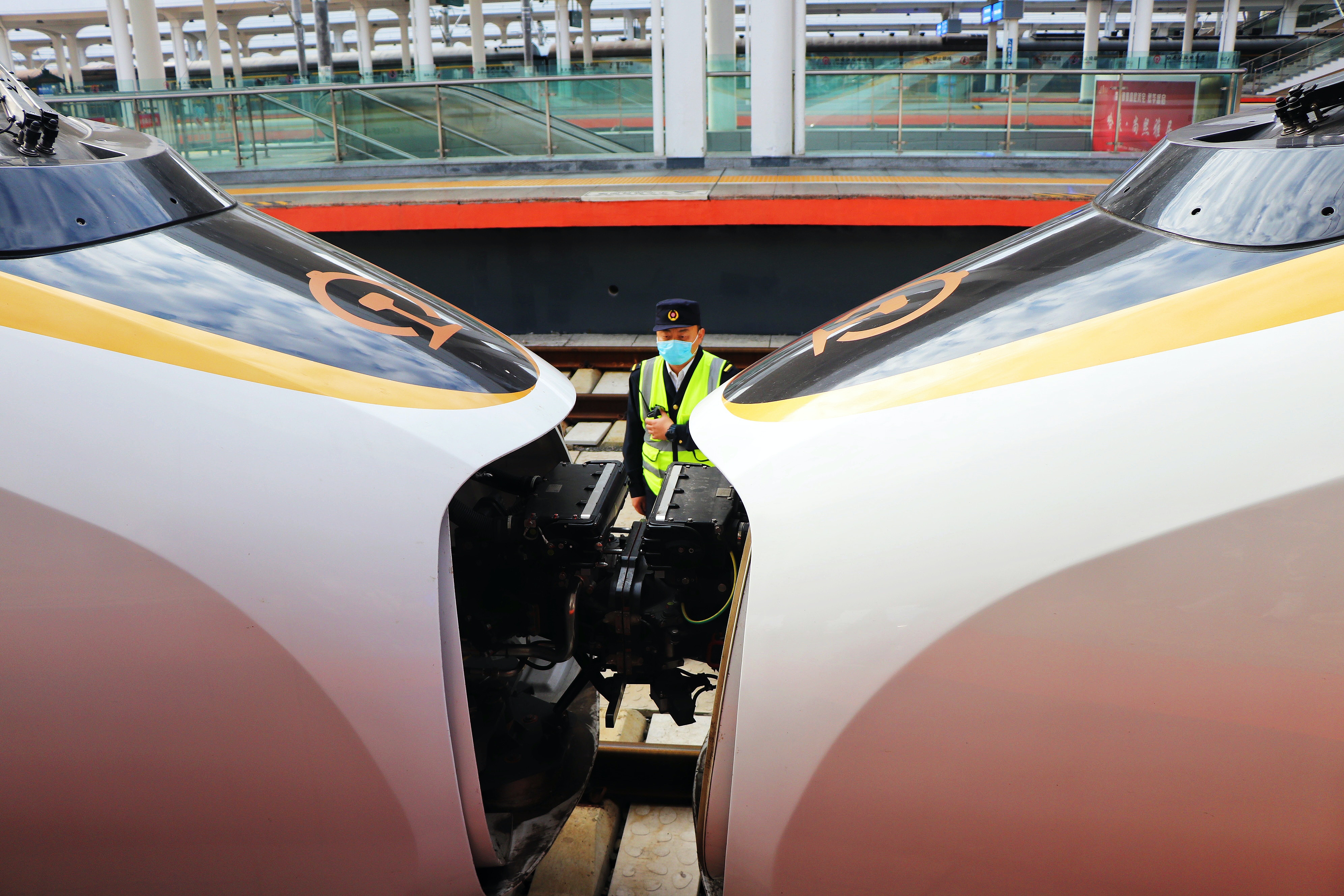 8月15日,中國復興號高寒動車組首次試跑中國最東端高鐵。(中新社) 8月15日,中國復興號高寒動車組首次試跑中國最東端高鐵。(中新社)