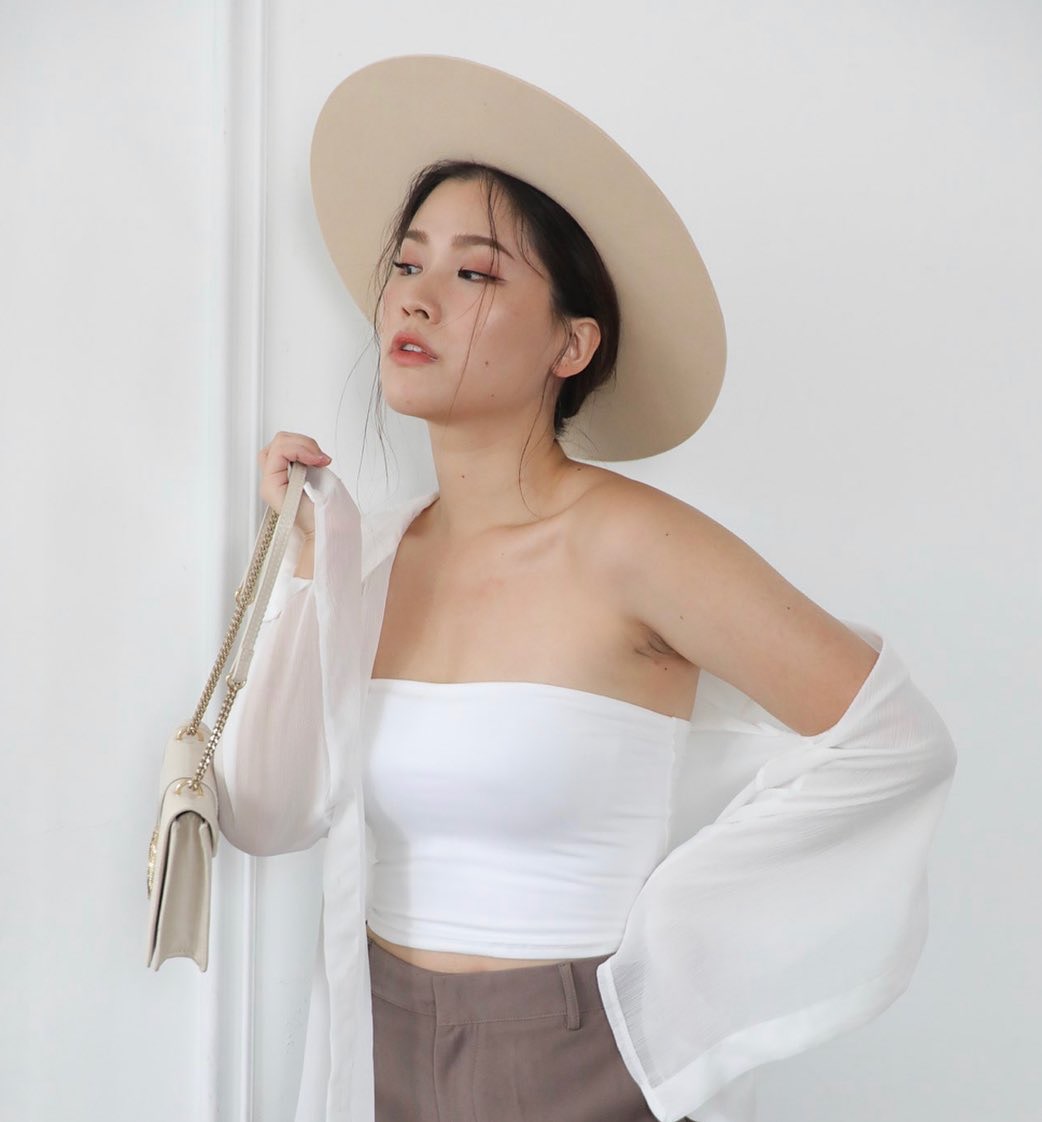 Tiffany的小背心、內襯都是強調遮副乳。（weartoeat.official@instagram）