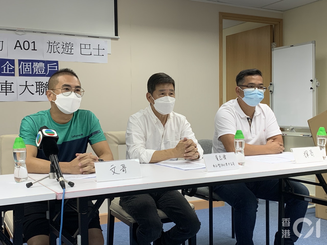 中小型A01巴士公司負責人黃志偉表示,他8架旅遊巴只能泊原來的車場,每個月付近3萬元租金,兩年間零收入卻支付約72萬元泊車費。(黎倩婷攝) 中小型A01巴士公司負責人黃志偉表示,他8架旅遊巴只能泊原來的車場,每個月付近3萬元租金,兩年間零收入卻支付約72萬元泊車費。(黎倩婷攝)